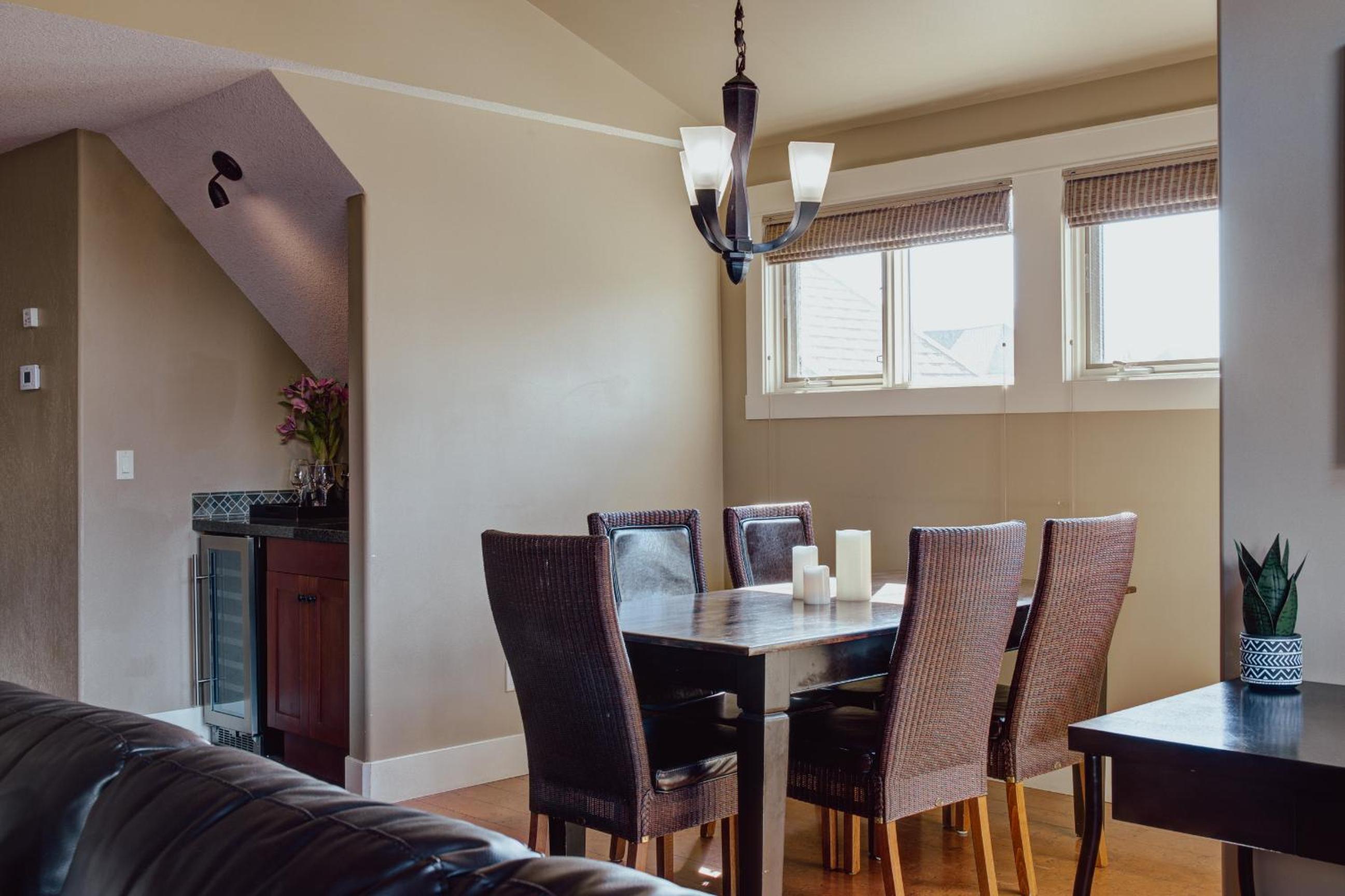 Panoramic Mountain View Condo