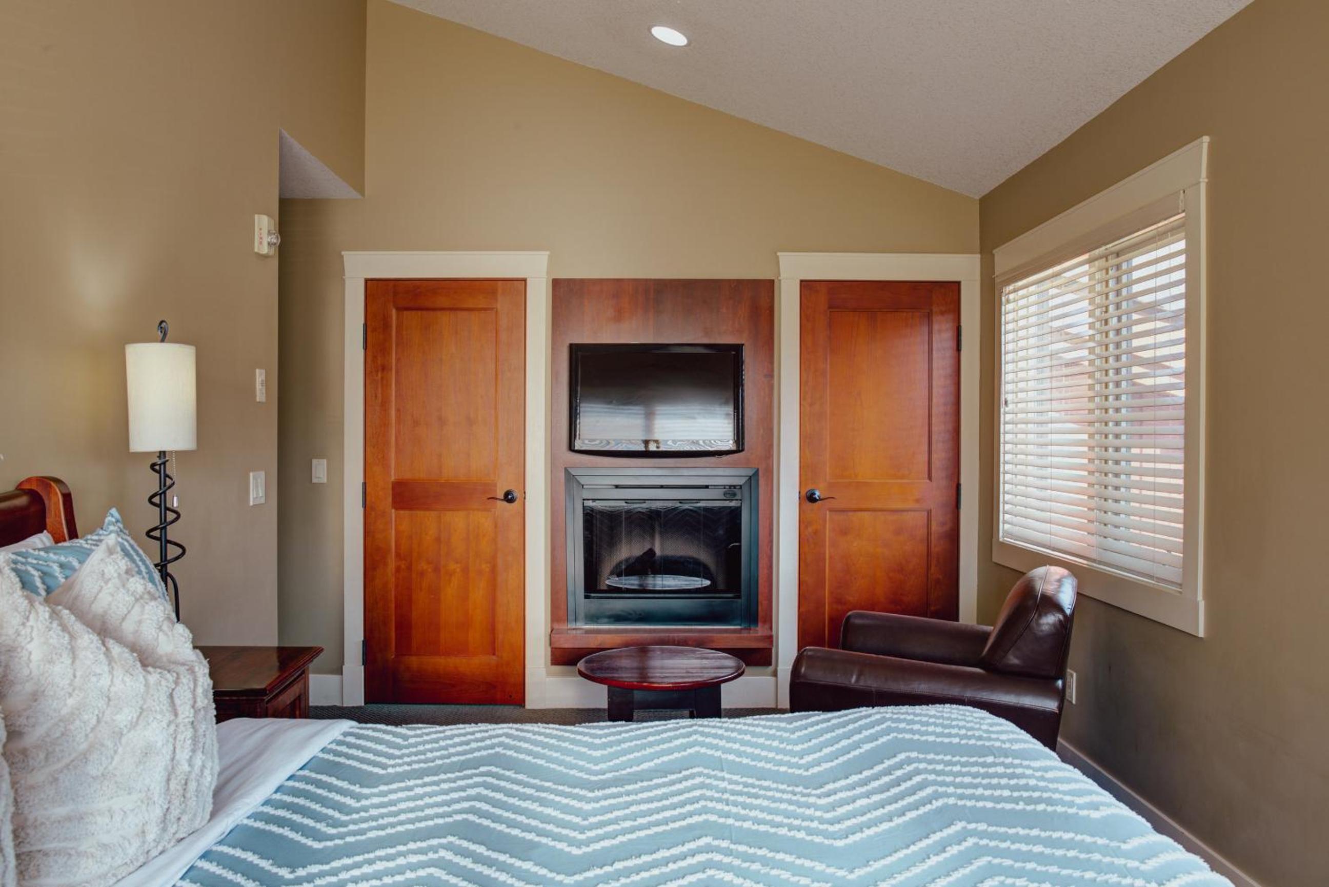 Panoramic Mountain View Condo