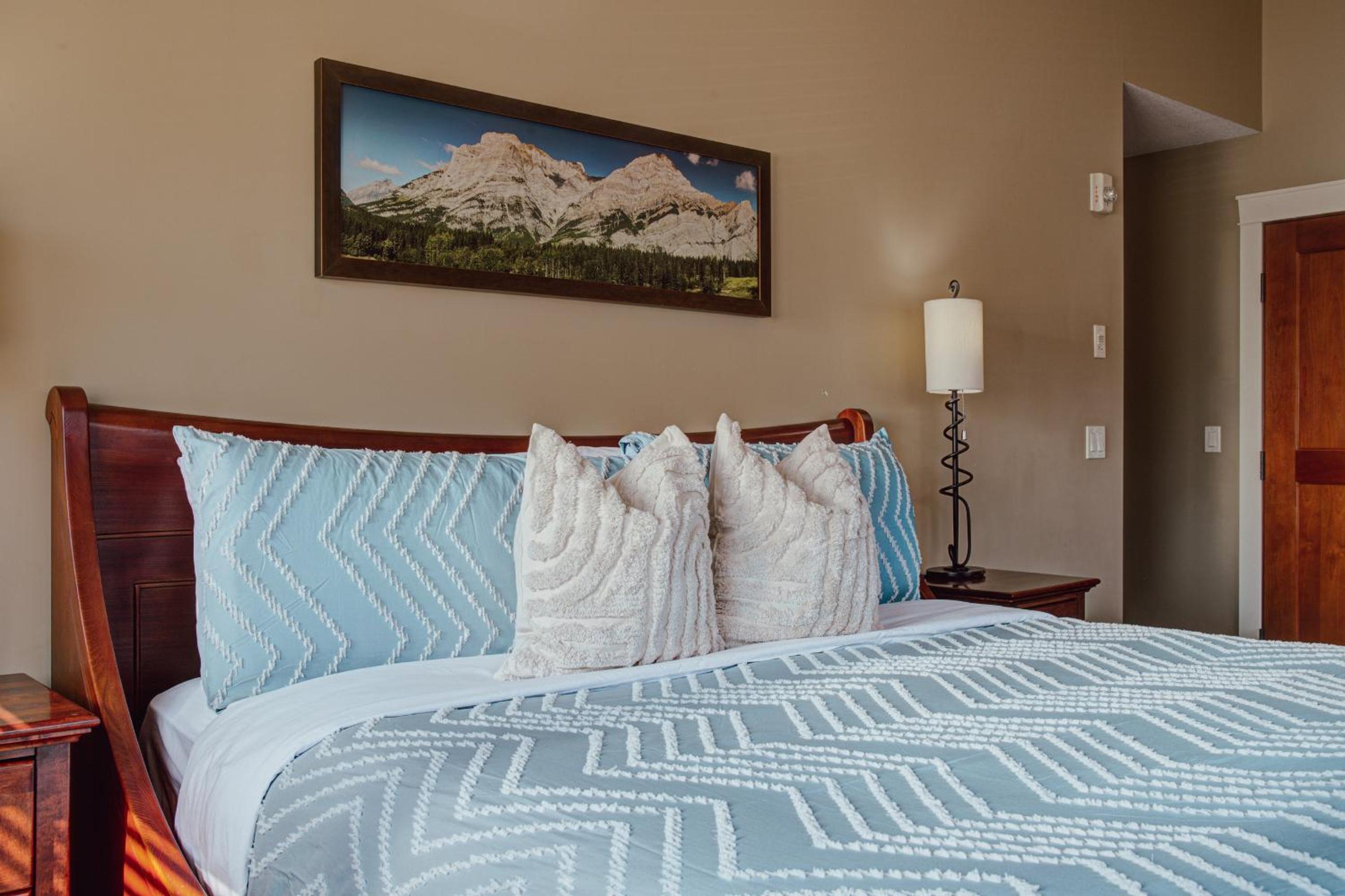 Panoramic Mountain View Condo