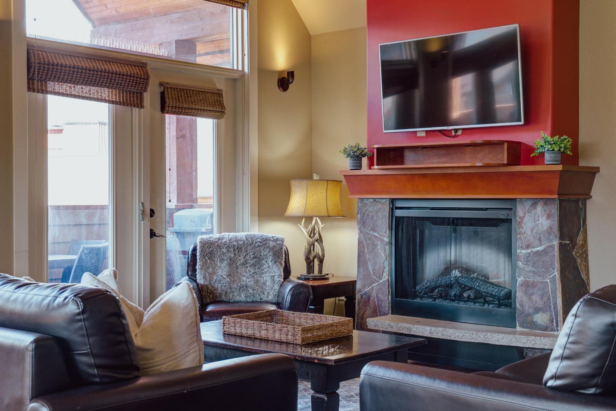 Panoramic Mountain View Condo