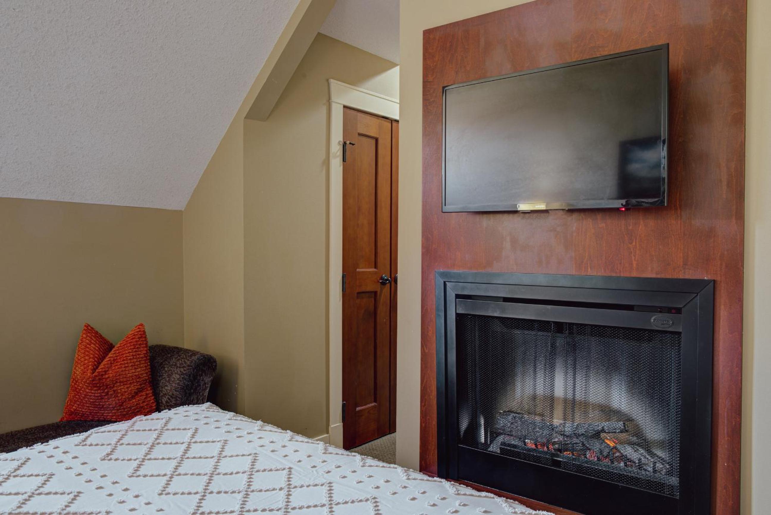 Panoramic Mountain View Condo