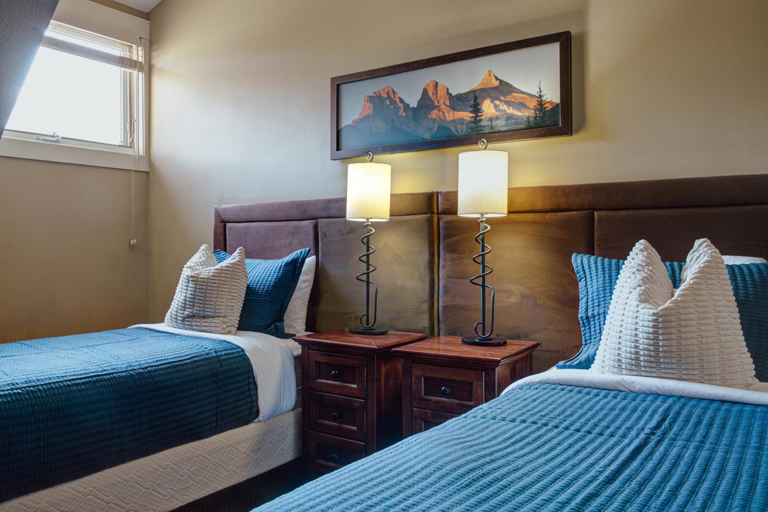 Panoramic Mountain View Condo