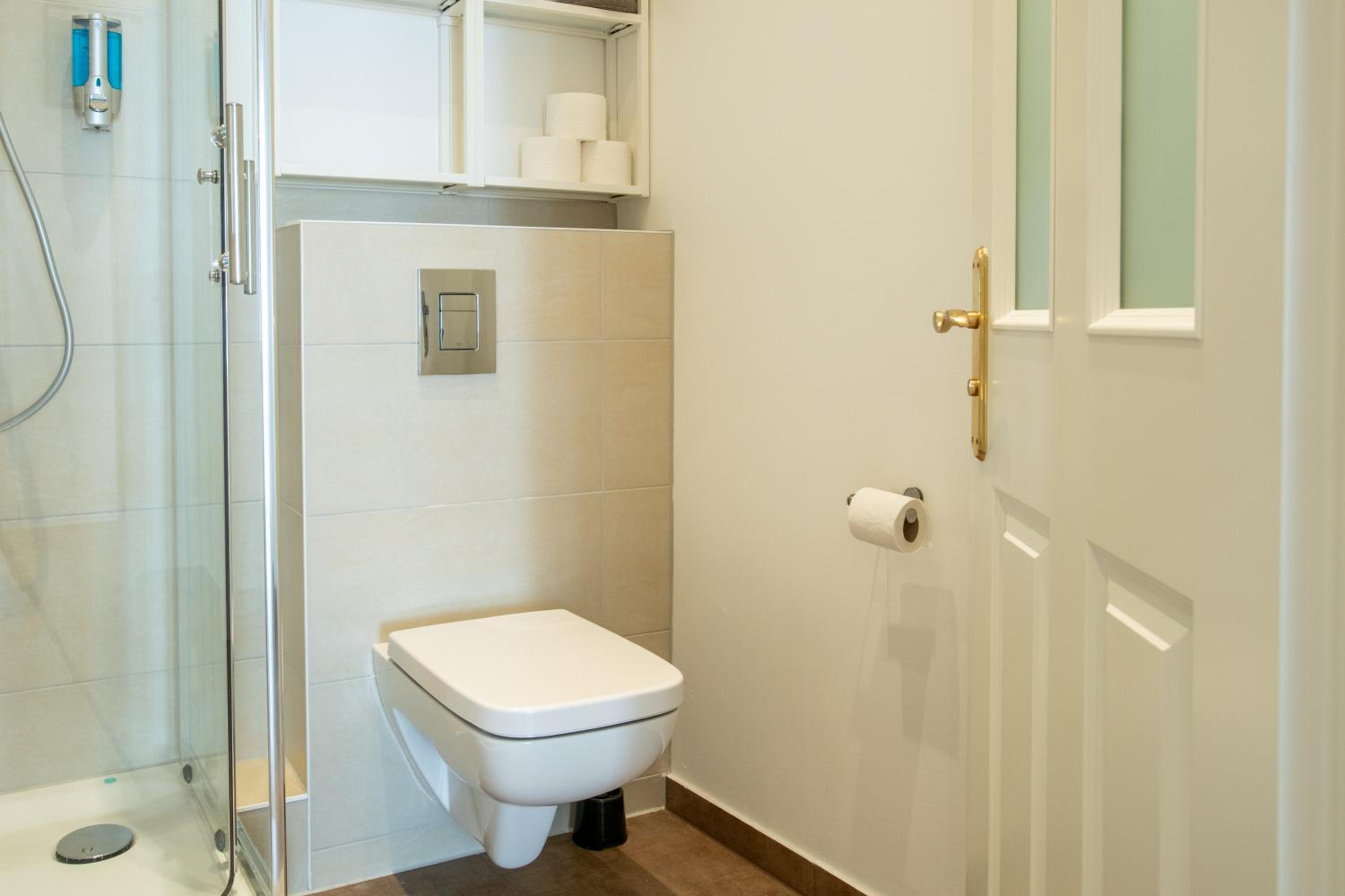 KAISER 02 by ROCKCHAIR Apartments l SUPERHOST Status l 3 Bedrooms Boxspringbeds 2 Bathrooms l Cozy Family & Business Flair 155 sqm 3 Balcony 2nd Floor Elev