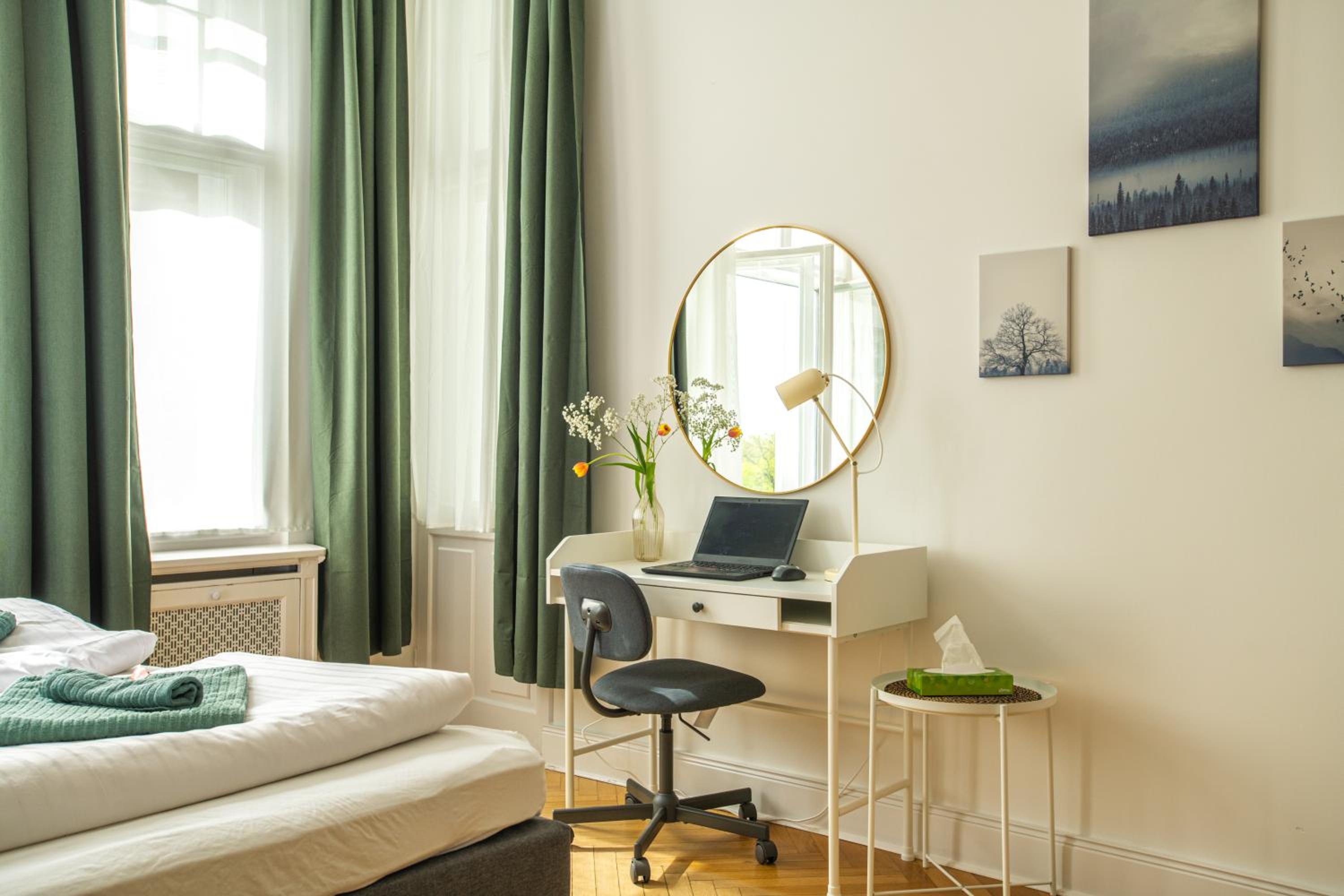 KAISER 02 by ROCKCHAIR Apartments l SUPERHOST Status l 3 Bedrooms Boxspringbeds 2 Bathrooms l Cozy Family & Business Flair 155 sqm 3 Balcony 2nd Floor Elev