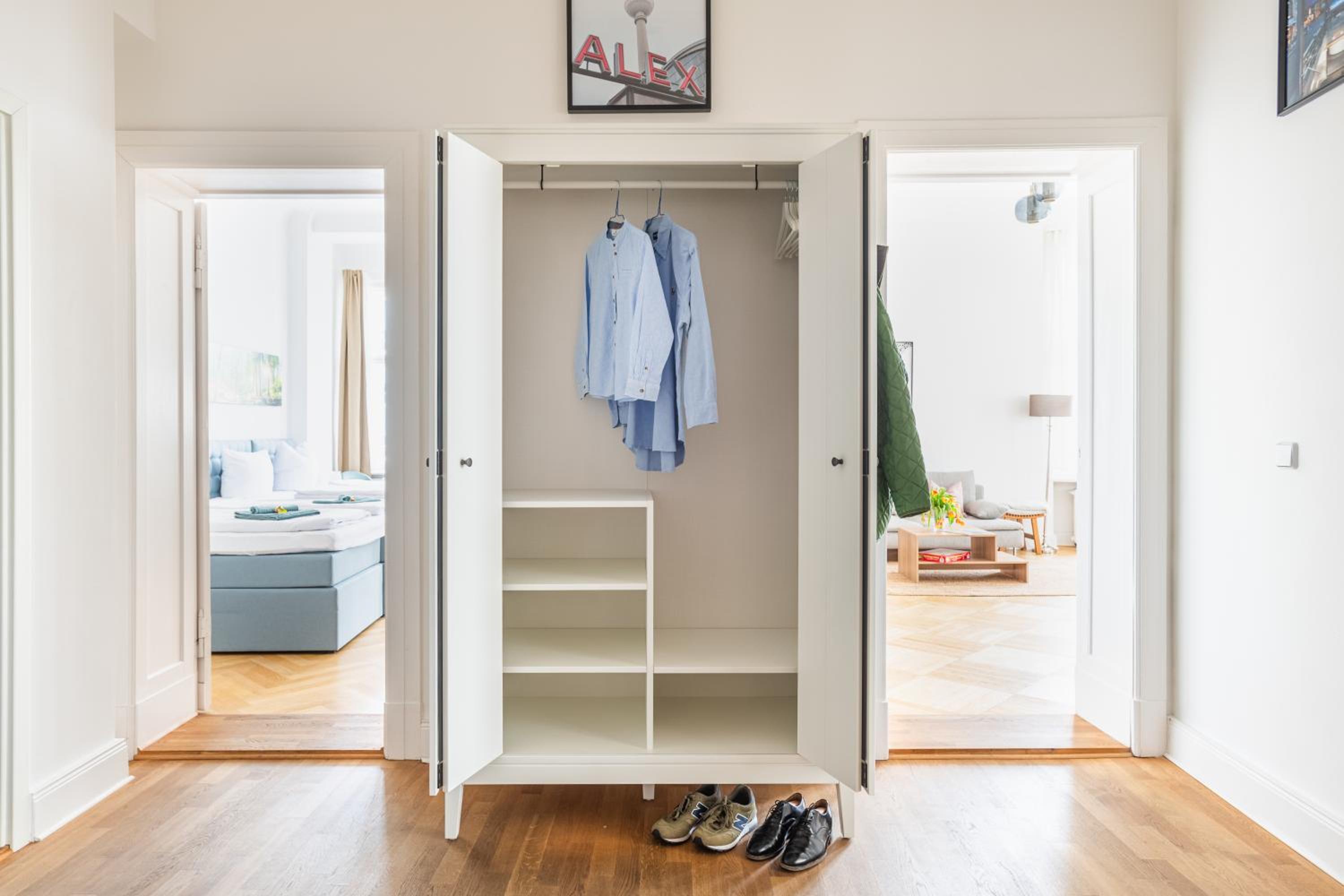 KAISER 02 by ROCKCHAIR Apartments l SUPERHOST Status l 3 Bedrooms Boxspringbeds 2 Bathrooms l Cozy Family & Business Flair 155 sqm 3 Balcony 2nd Floor Elev
