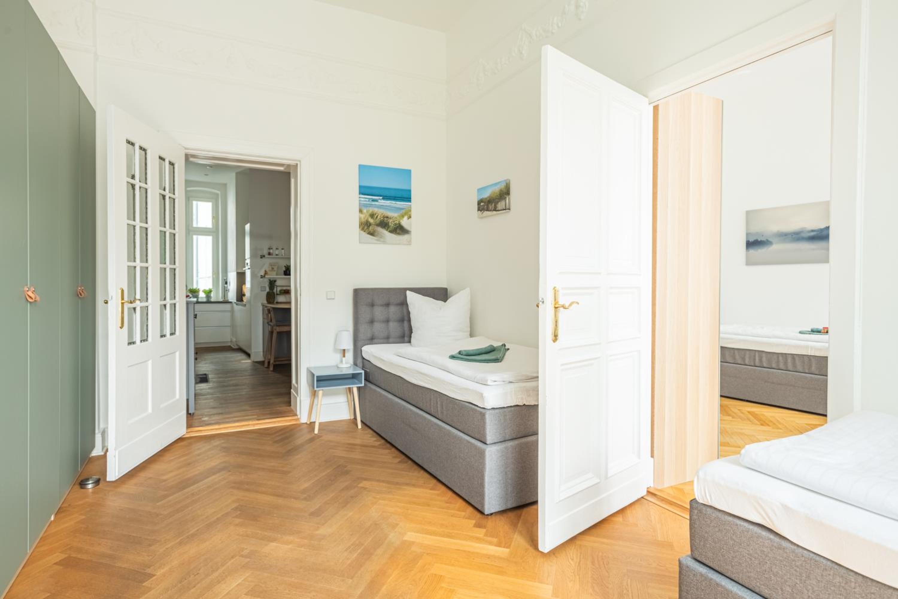 KAISER 02 by ROCKCHAIR Apartments l SUPERHOST Status l 3 Bedrooms Boxspringbeds 2 Bathrooms l Cozy Family & Business Flair 155 sqm 3 Balcony 2nd Floor Elev