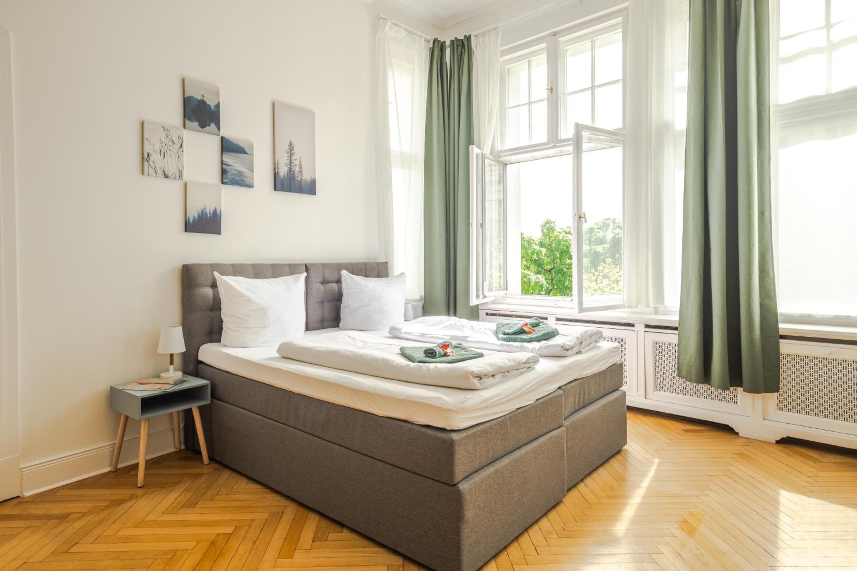 KAISER 02 by ROCKCHAIR Apartments l SUPERHOST Status l 3 Bedrooms Boxspringbeds 2 Bathrooms l Cozy Family & Business Flair 155 sqm 3 Balcony 2nd Floor Elev