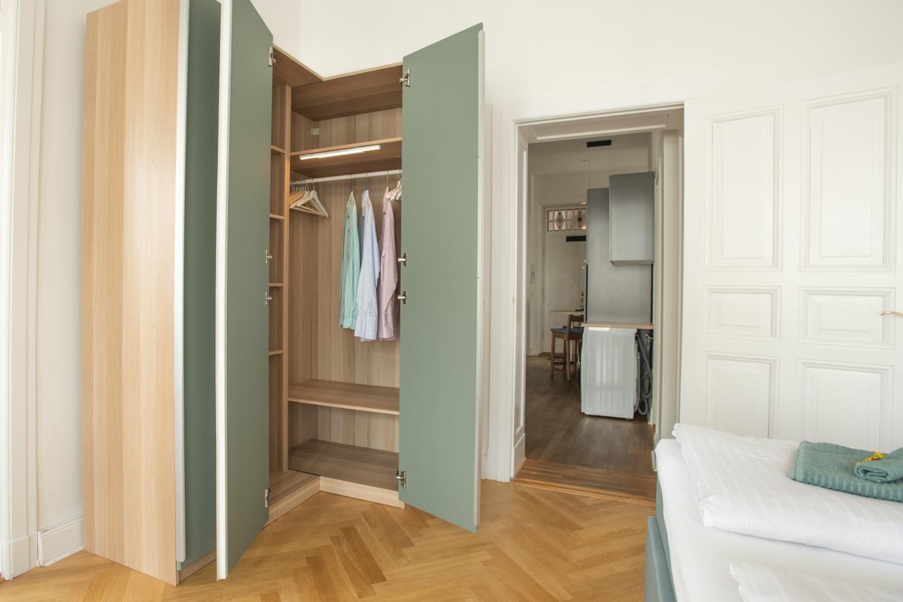 KAISER 02 by ROCKCHAIR Apartments l SUPERHOST Status l 3 Bedrooms Boxspringbeds 2 Bathrooms l Cozy Family & Business Flair 155 sqm 3 Balcony 2nd Floor Elev