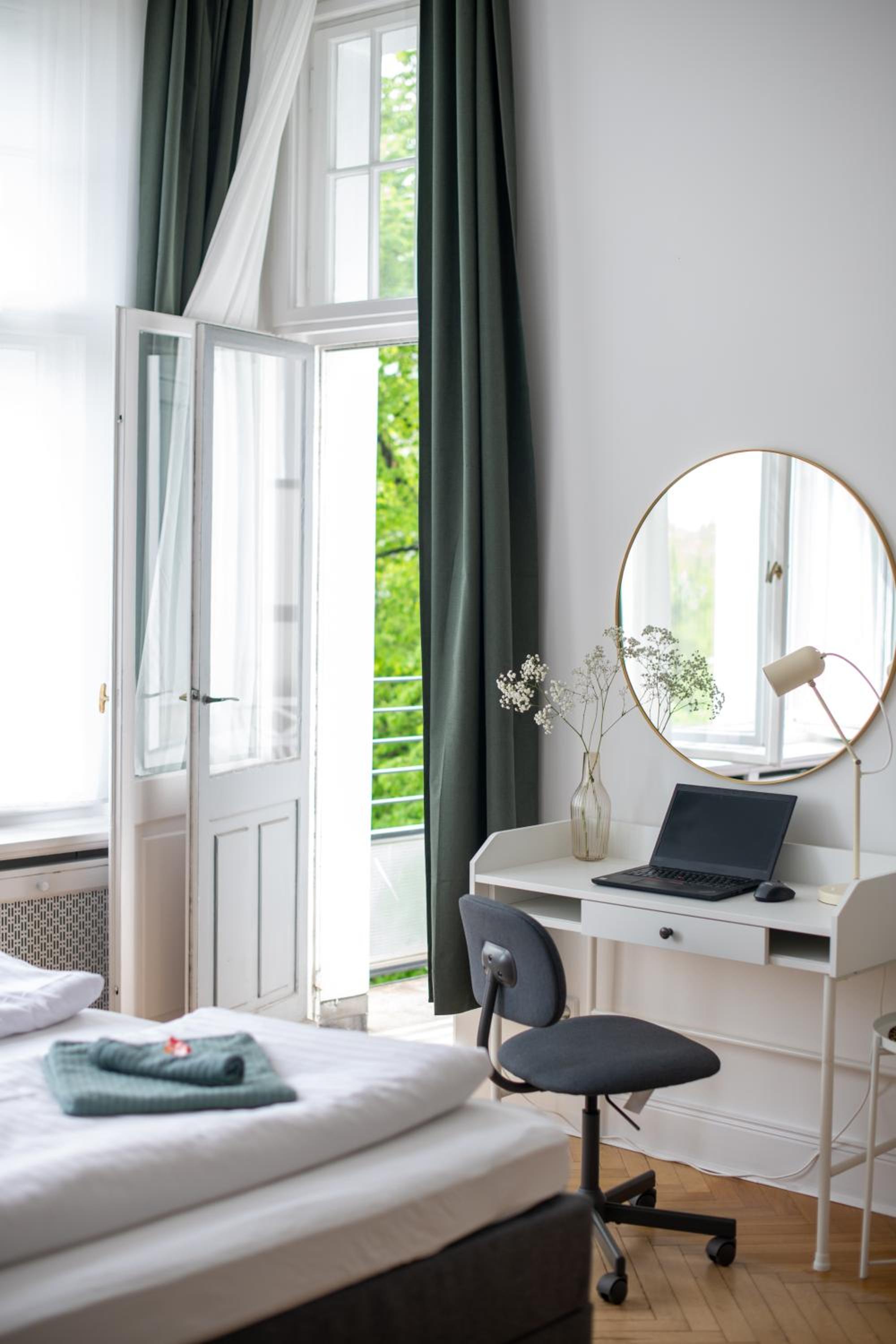 KAISER 02 by ROCKCHAIR Apartments l SUPERHOST Status l 3 Bedrooms Boxspringbeds 2 Bathrooms l Cozy Family & Business Flair 155 sqm 3 Balcony 2nd Floor Elev