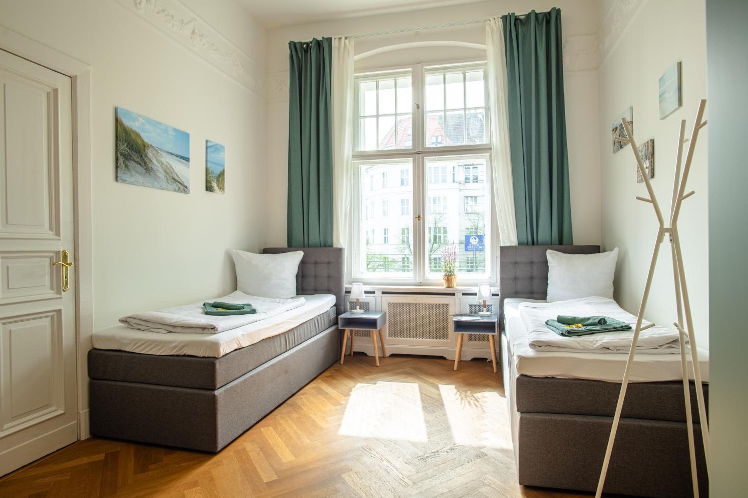 KAISER 02 by ROCKCHAIR Apartments l SUPERHOST Status l 3 Bedrooms Boxspringbeds 2 Bathrooms l Cozy Family & Business Flair 155 sqm 3 Balcony 2nd Floor Elev