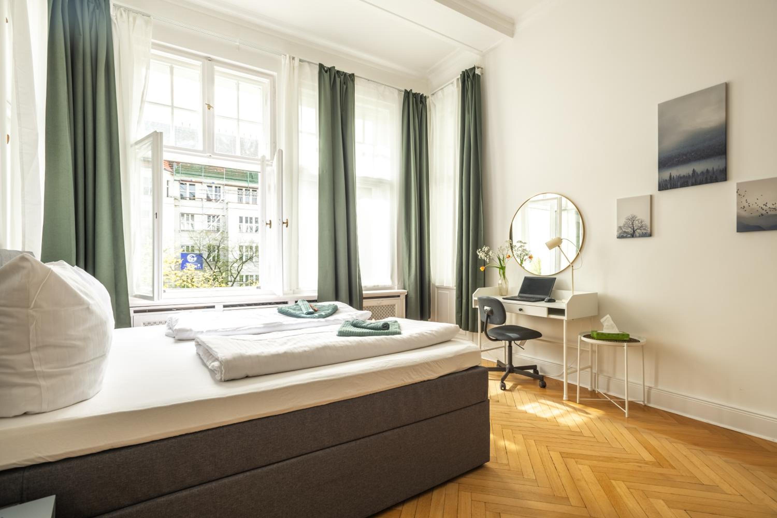 KAISER 02 by ROCKCHAIR Apartments l SUPERHOST Status l 3 Bedrooms Boxspringbeds 2 Bathrooms l Cozy Family & Business Flair 155 sqm 3 Balcony 2nd Floor Elev