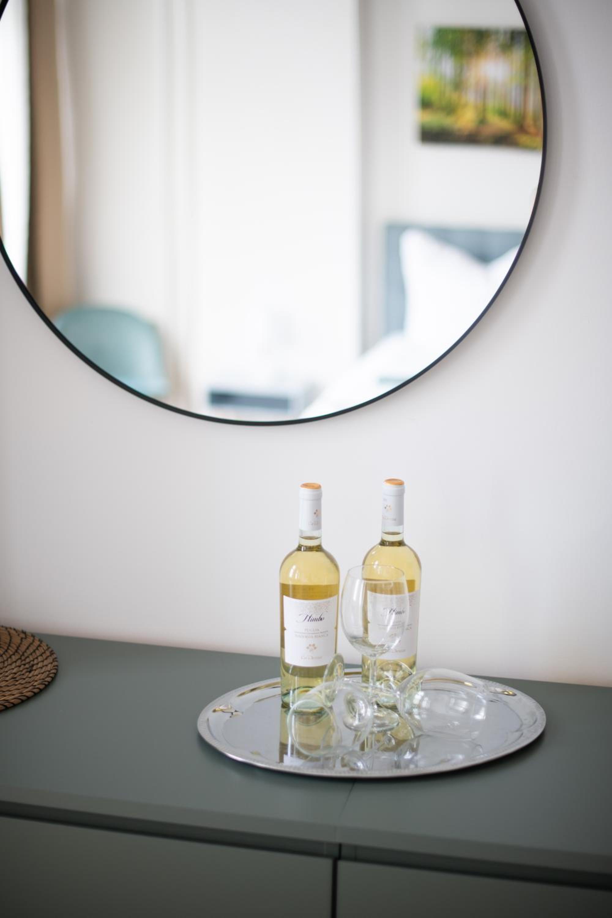 KAISER 02 by ROCKCHAIR Apartments l SUPERHOST Status l 3 Bedrooms Boxspringbeds 2 Bathrooms l Cozy Family & Business Flair 155 sqm 3 Balcony 2nd Floor Elev