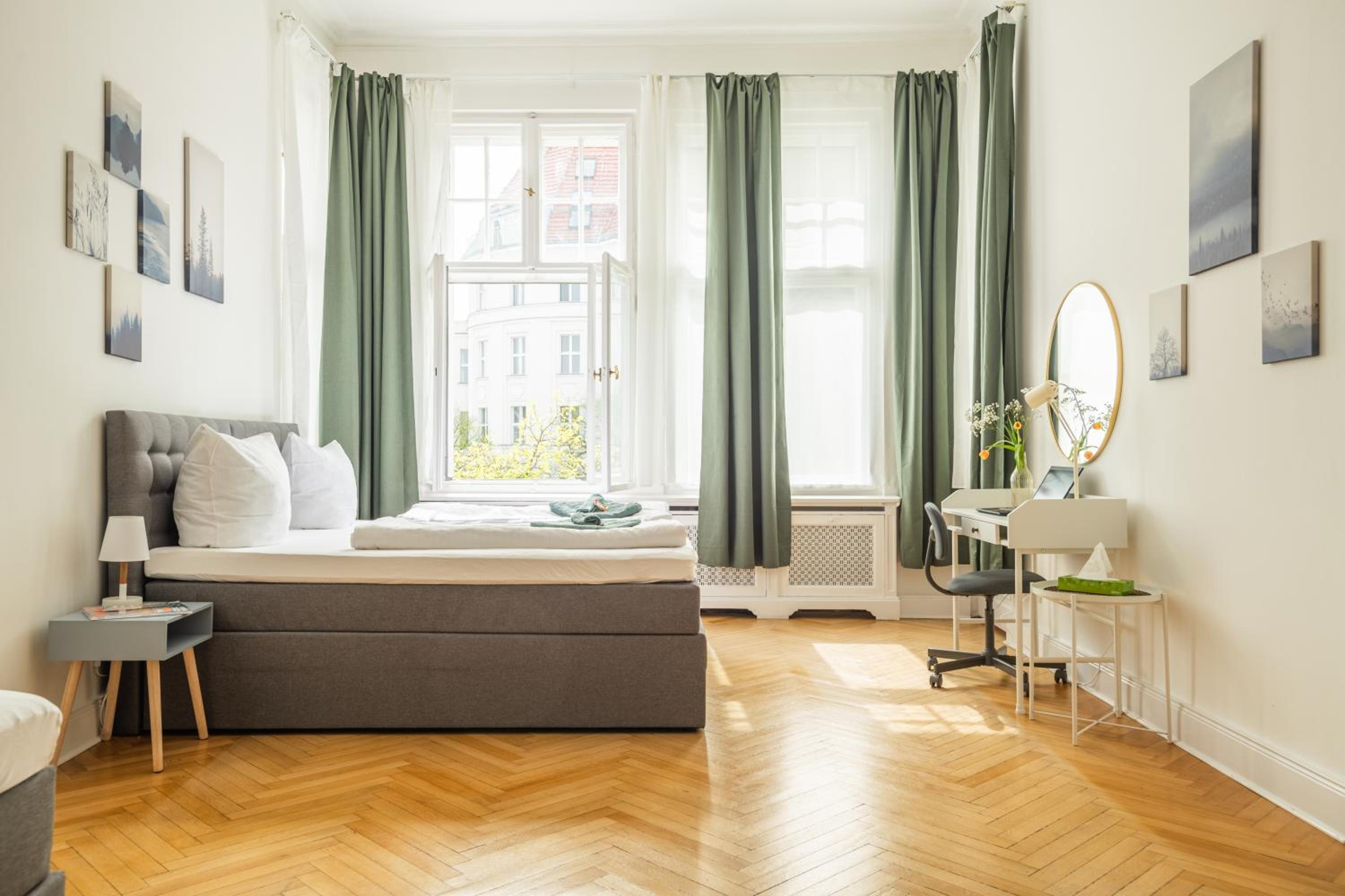 KAISER 02 by ROCKCHAIR Apartments l SUPERHOST Status l 3 Bedrooms Boxspringbeds 2 Bathrooms l Cozy Family & Business Flair 155 sqm 3 Balcony 2nd Floor Elev