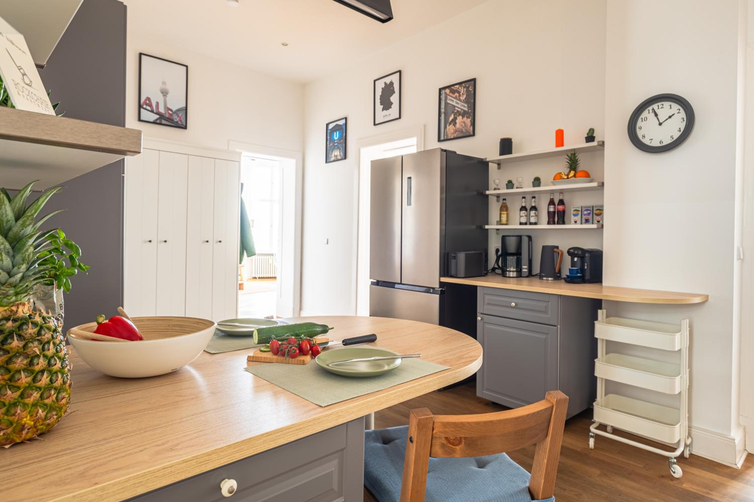 KAISER 02 by ROCKCHAIR Apartments l SUPERHOST Status l 3 Bedrooms Boxspringbeds 2 Bathrooms l Cozy Family & Business Flair 155 sqm 3 Balcony 2nd Floor Elev