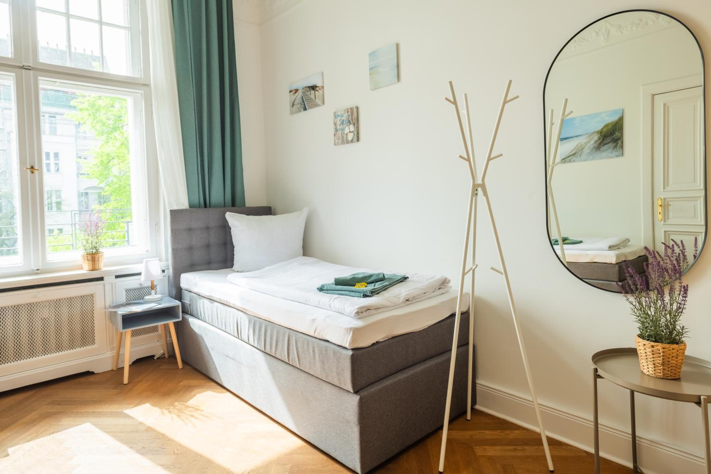 KAISER 02 by ROCKCHAIR Apartments l SUPERHOST Status l 3 Bedrooms Boxspringbeds 2 Bathrooms l Cozy Family & Business Flair 155 sqm 3 Balcony 2nd Floor Elev