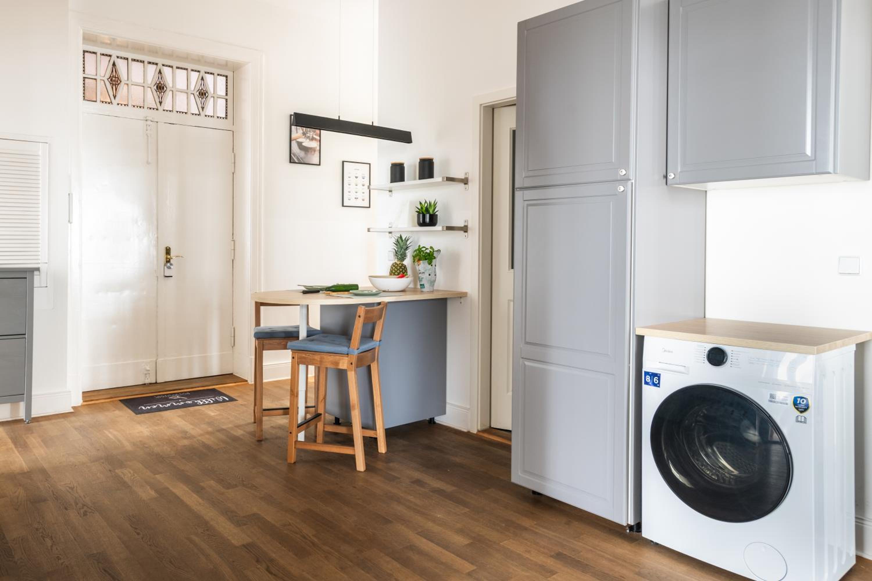 KAISER 02 by ROCKCHAIR Apartments l SUPERHOST Status l 3 Bedrooms Boxspringbeds 2 Bathrooms l Cozy Family & Business Flair 155 sqm 3 Balcony 2nd Floor Elev photo 5