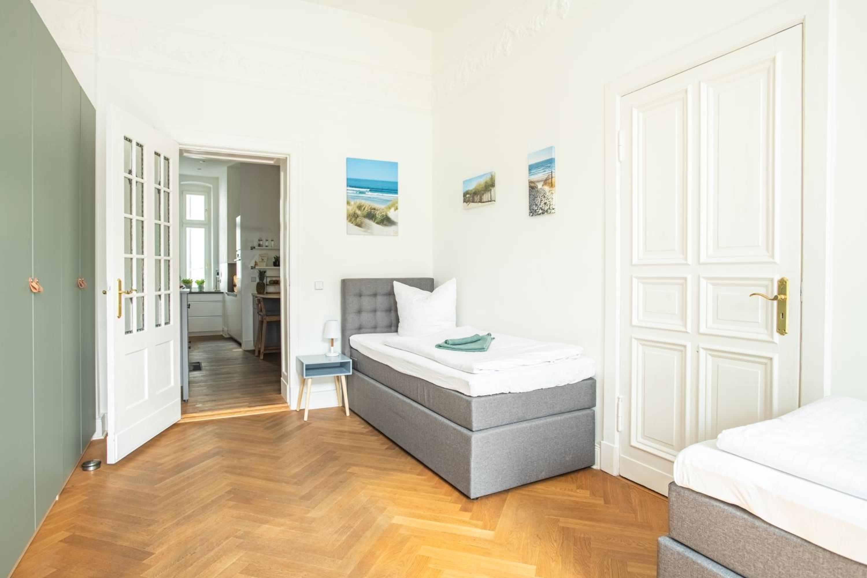 KAISER 02 by ROCKCHAIR Apartments l SUPERHOST Status l 3 Bedrooms Boxspringbeds 2 Bathrooms l Cozy Family & Business Flair 155 sqm 3 Balcony 2nd Floor Elev