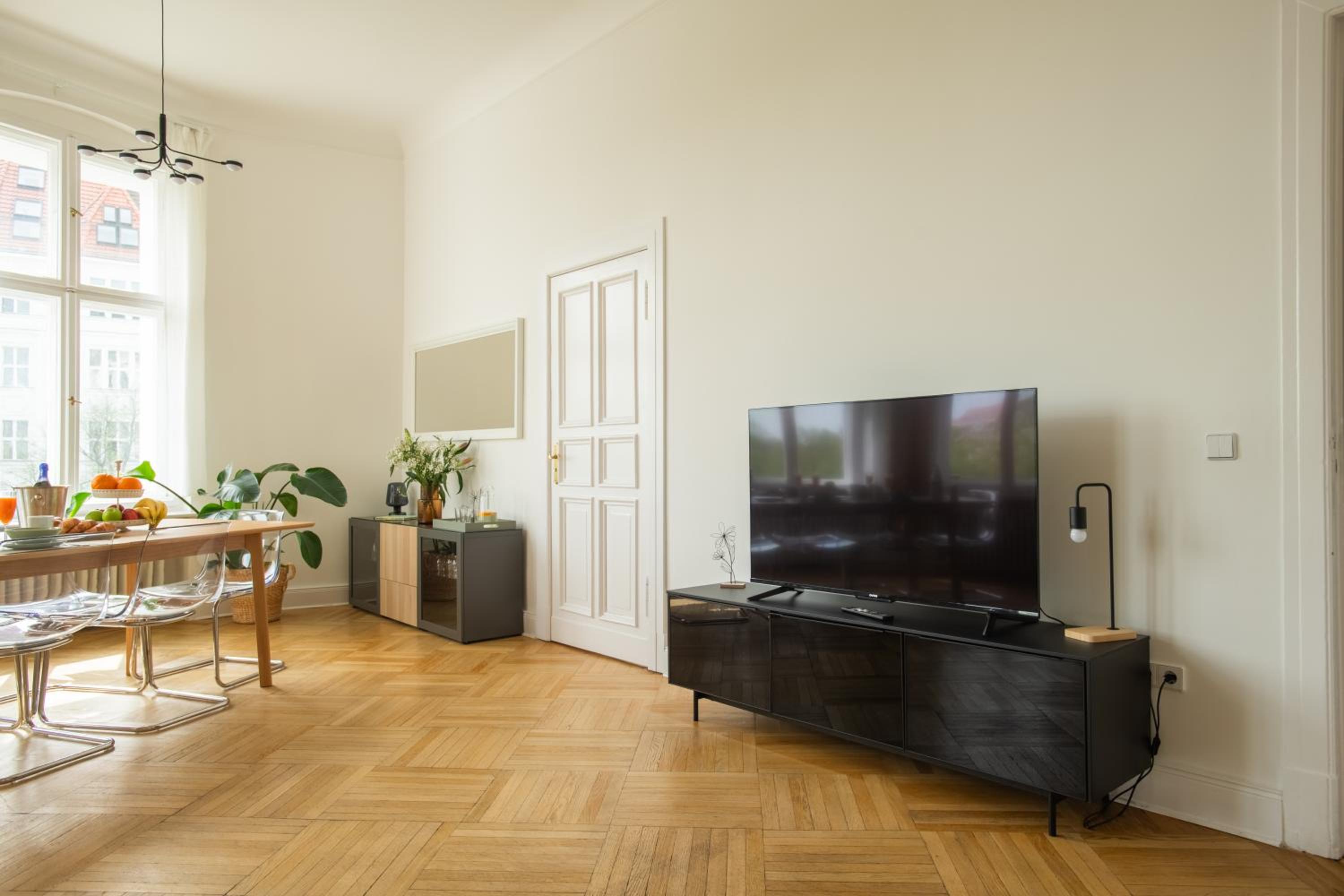 KAISER 02 by ROCKCHAIR Apartments l SUPERHOST Status l 3 Bedrooms Boxspringbeds 2 Bathrooms l Cozy Family & Business Flair 155 sqm 3 Balcony 2nd Floor Elev