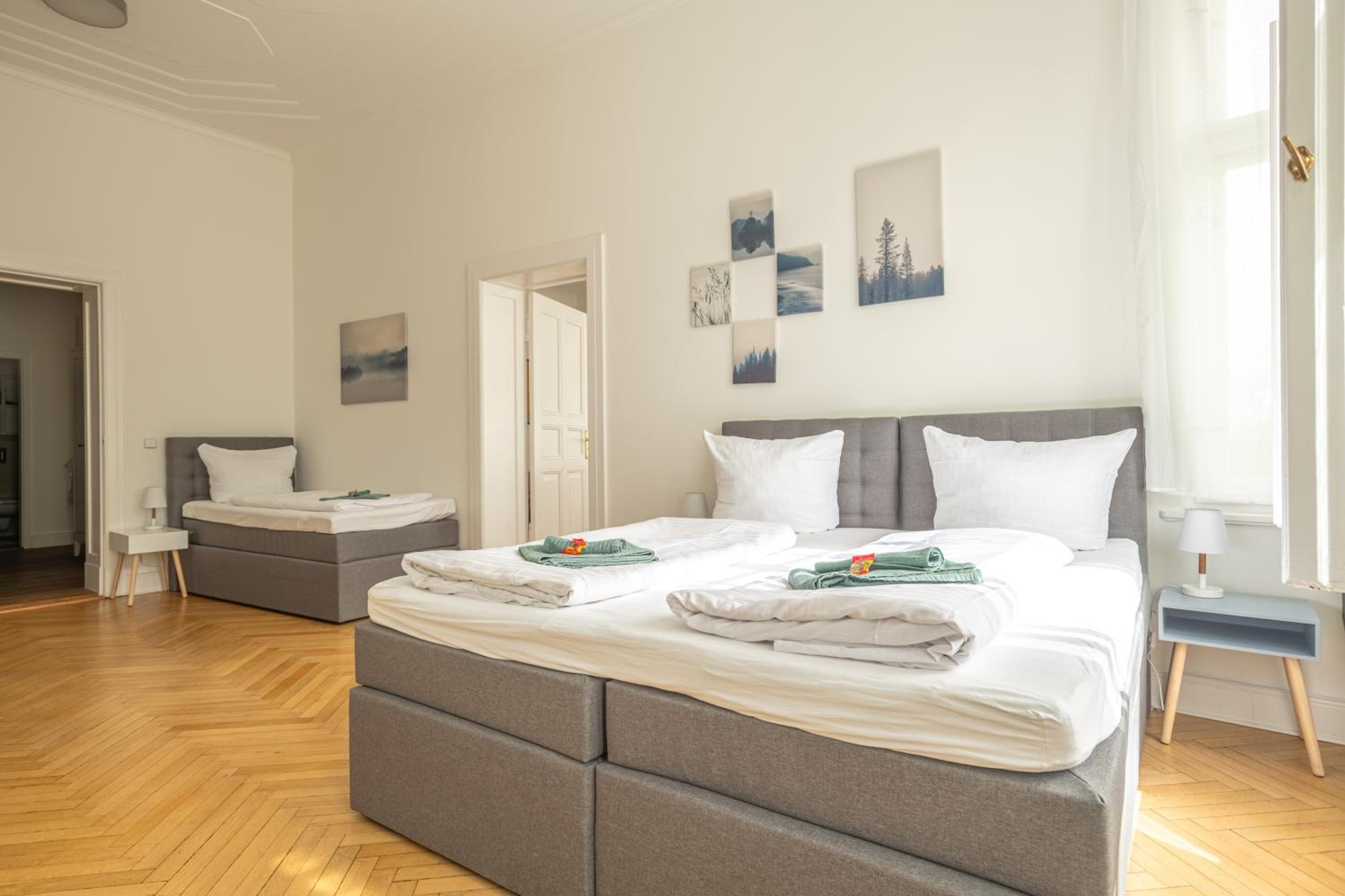 KAISER 02 by ROCKCHAIR Apartments l SUPERHOST Status l 3 Bedrooms Boxspringbeds 2 Bathrooms l Cozy Family & Business Flair 155 sqm 3 Balcony 2nd Floor Elev