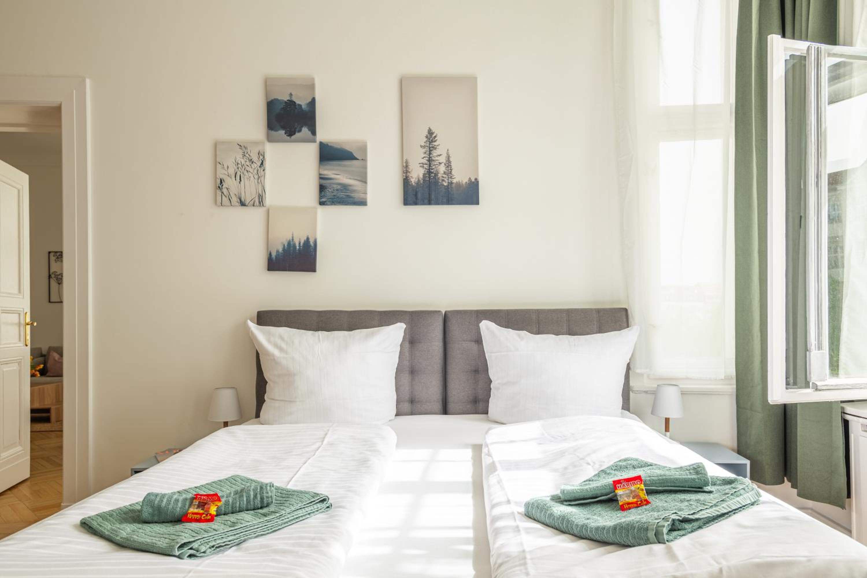 KAISER 02 by ROCKCHAIR Apartments l SUPERHOST Status l 3 Bedrooms Boxspringbeds 2 Bathrooms l Cozy Family & Business Flair 155 sqm 3 Balcony 2nd Floor Elev