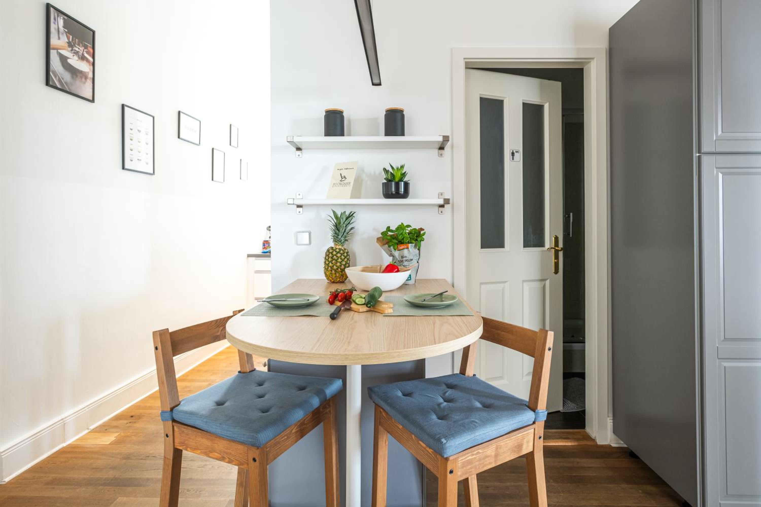 KAISER 02 by ROCKCHAIR Apartments l SUPERHOST Status l 3 Bedrooms Boxspringbeds 2 Bathrooms l Cozy Family & Business Flair 155 sqm 3 Balcony 2nd Floor Elev