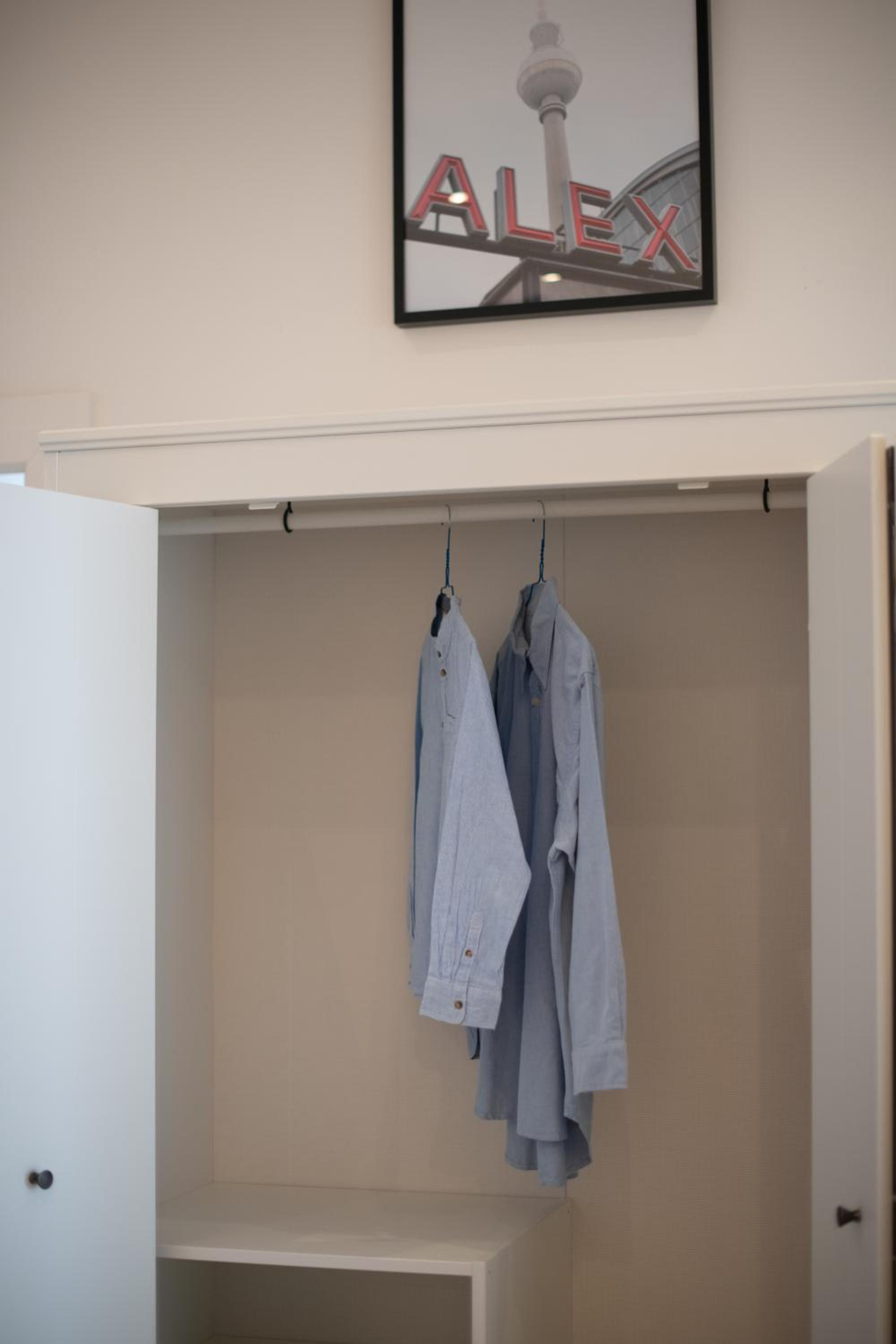 KAISER 02 by ROCKCHAIR Apartments l SUPERHOST Status l 3 Bedrooms Boxspringbeds 2 Bathrooms l Cozy Family & Business Flair 155 sqm 3 Balcony 2nd Floor Elev
