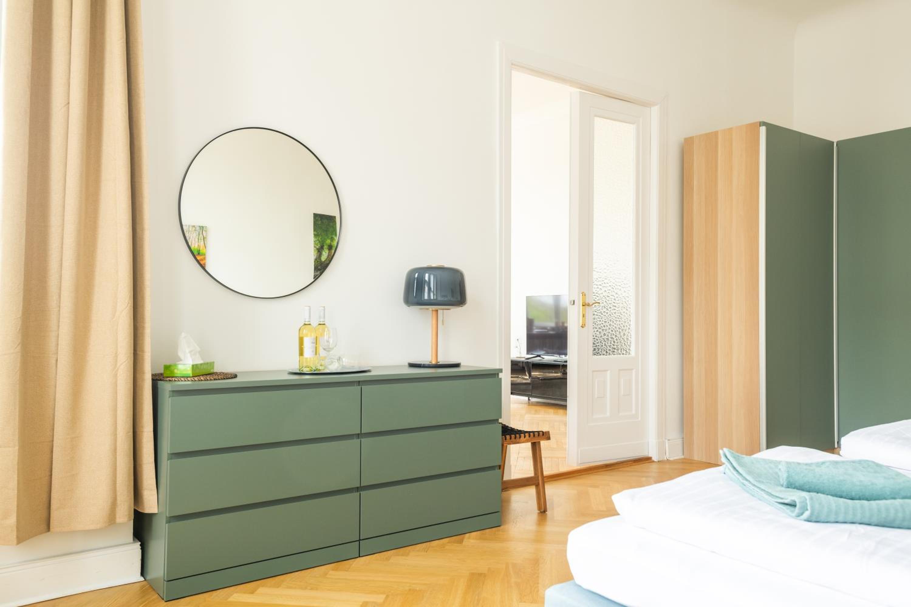 KAISER 02 by ROCKCHAIR Apartments l SUPERHOST Status l 3 Bedrooms Boxspringbeds 2 Bathrooms l Cozy Family & Business Flair 155 sqm 3 Balcony 2nd Floor Elev