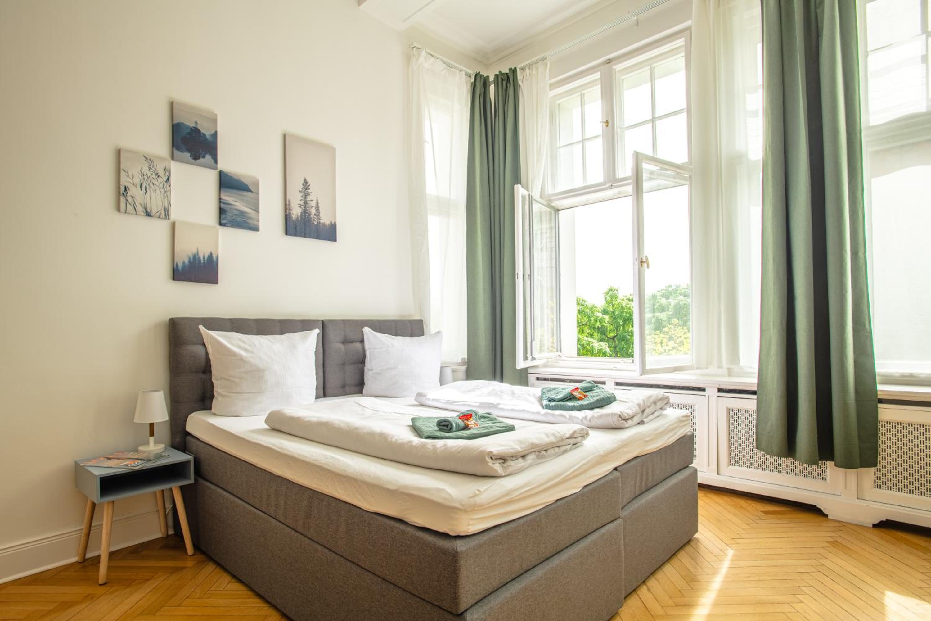 KAISER 02 by ROCKCHAIR Apartments l SUPERHOST Status l 3 Bedrooms Boxspringbeds 2 Bathrooms l Cozy Family & Business Flair 155 sqm 3 Balcony 2nd Floor Elev