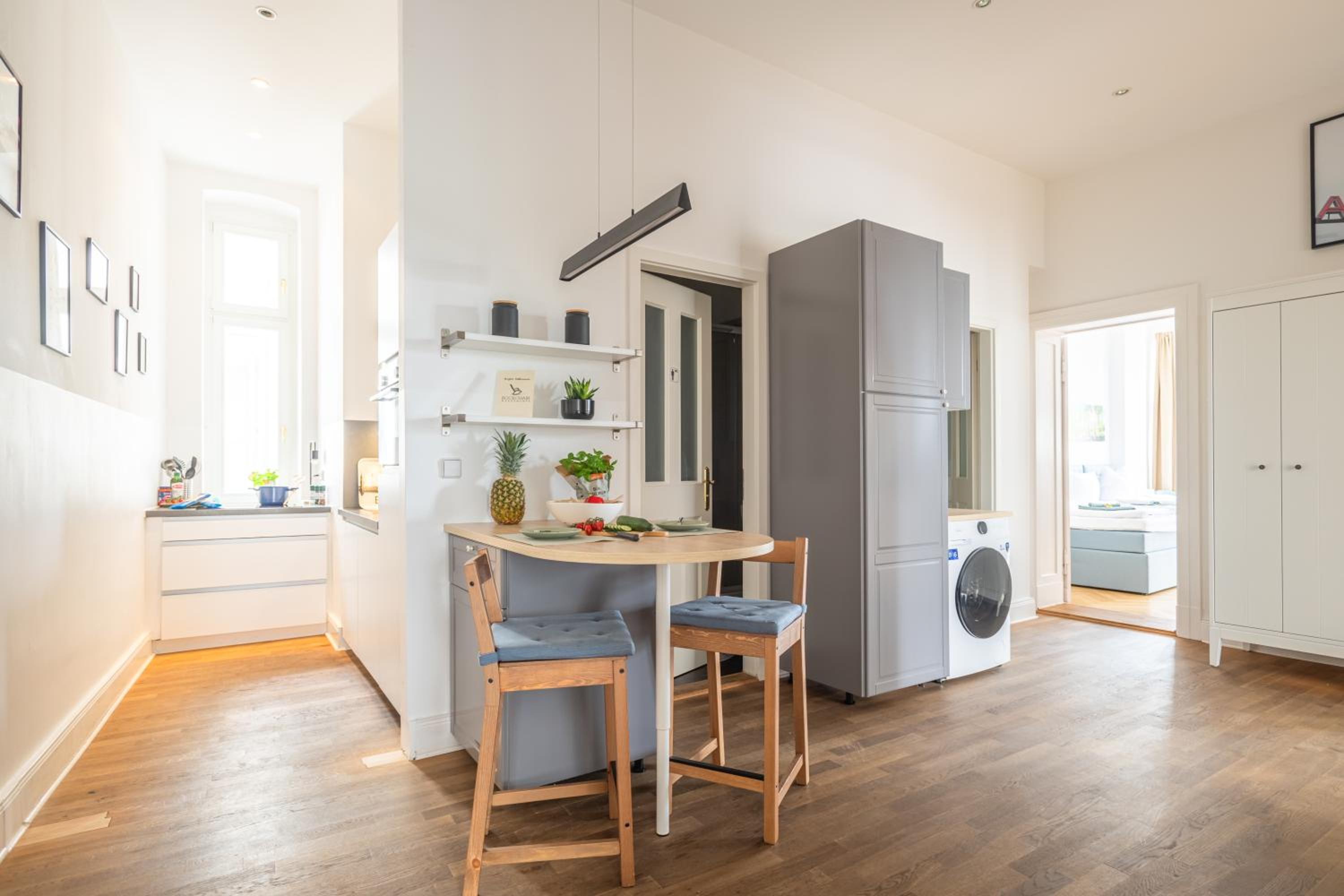 KAISER 02 by ROCKCHAIR Apartments l SUPERHOST Status l 3 Bedrooms Boxspringbeds 2 Bathrooms l Cozy Family & Business Flair 155 sqm 3 Balcony 2nd Floor Elev