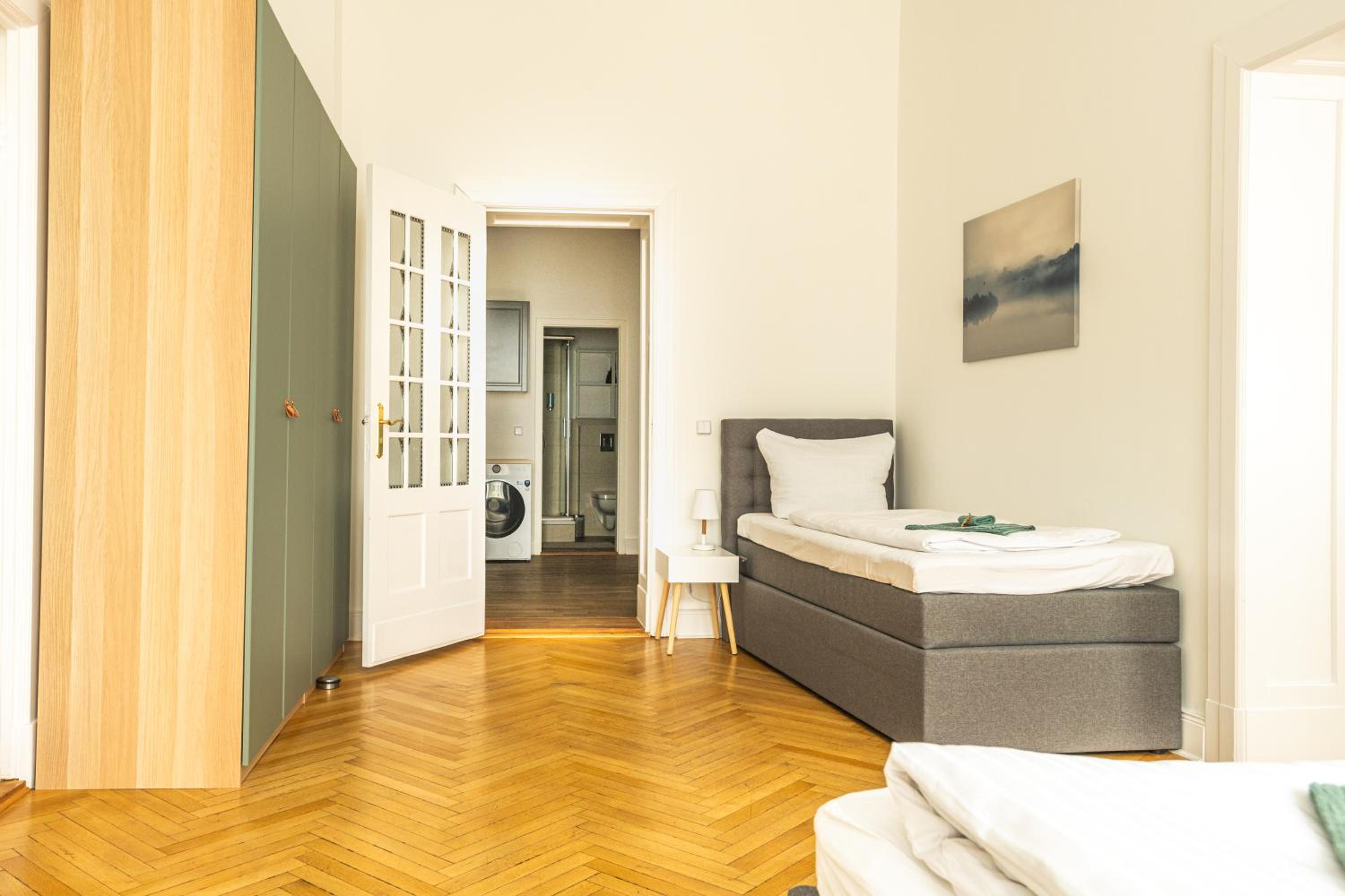 KAISER 02 by ROCKCHAIR Apartments l SUPERHOST Status l 3 Bedrooms Boxspringbeds 2 Bathrooms l Cozy Family & Business Flair 155 sqm 3 Balcony 2nd Floor Elev