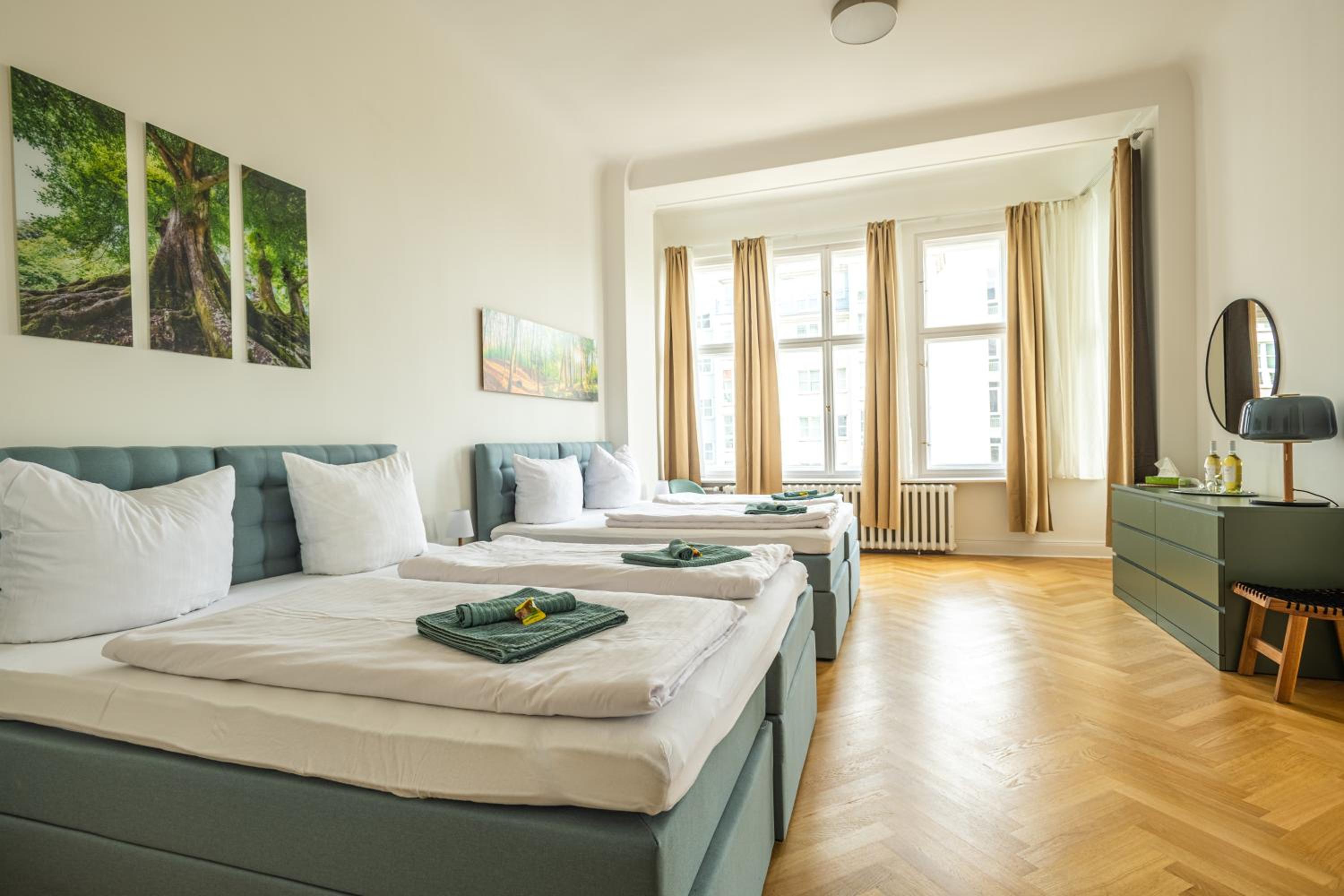 KAISER 02 by ROCKCHAIR Apartments l SUPERHOST Status l 3 Bedrooms Boxspringbeds 2 Bathrooms l Cozy Family & Business Flair 155 sqm 3 Balcony 2nd Floor Elev