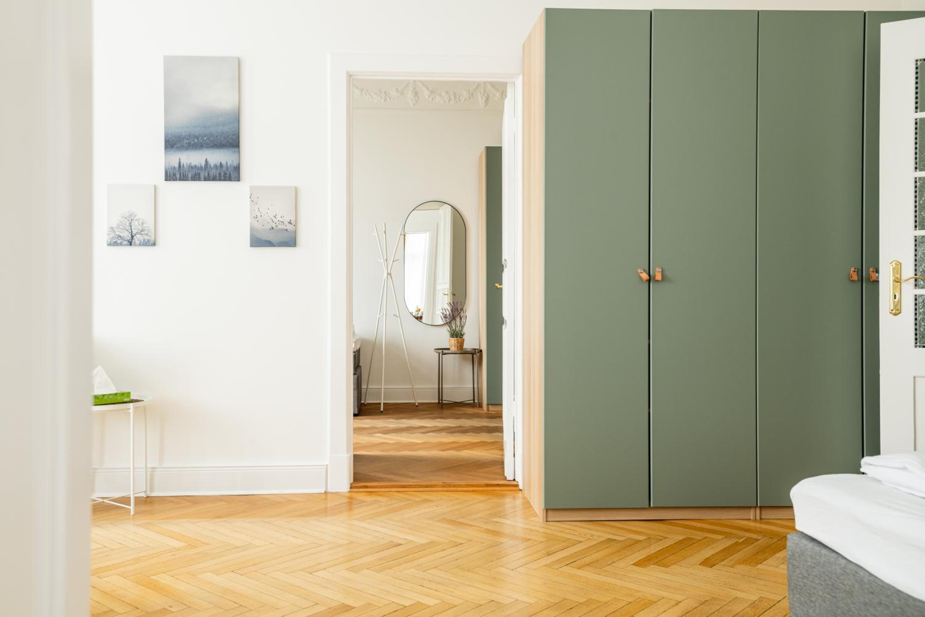 KAISER 02 by ROCKCHAIR Apartments l SUPERHOST Status l 3 Bedrooms Boxspringbeds 2 Bathrooms l Cozy Family & Business Flair 155 sqm 3 Balcony 2nd Floor Elev