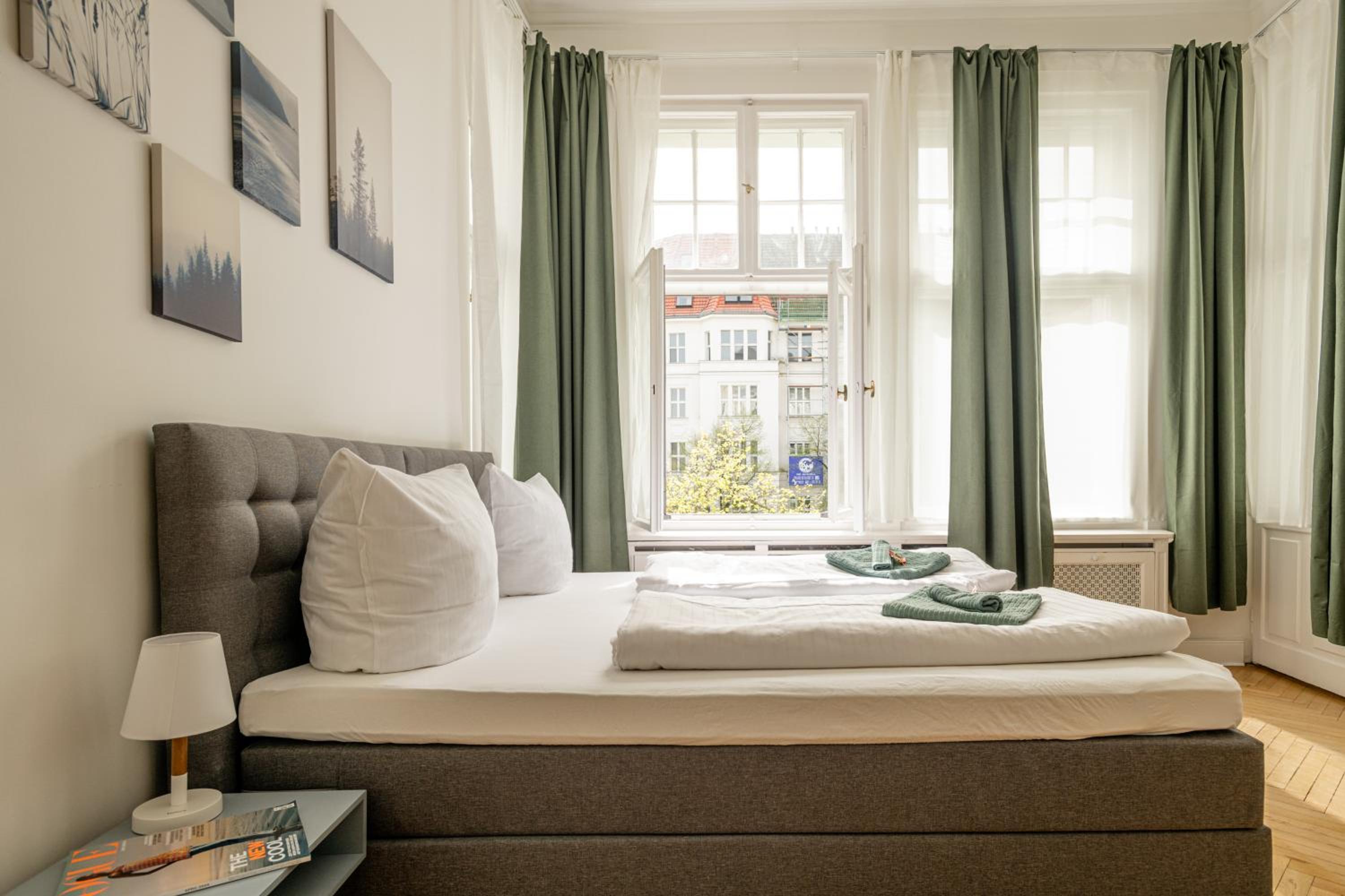 KAISER 02 by ROCKCHAIR Apartments l SUPERHOST Status l 3 Bedrooms Boxspringbeds 2 Bathrooms l Cozy Family & Business Flair 155 sqm 3 Balcony 2nd Floor Elev