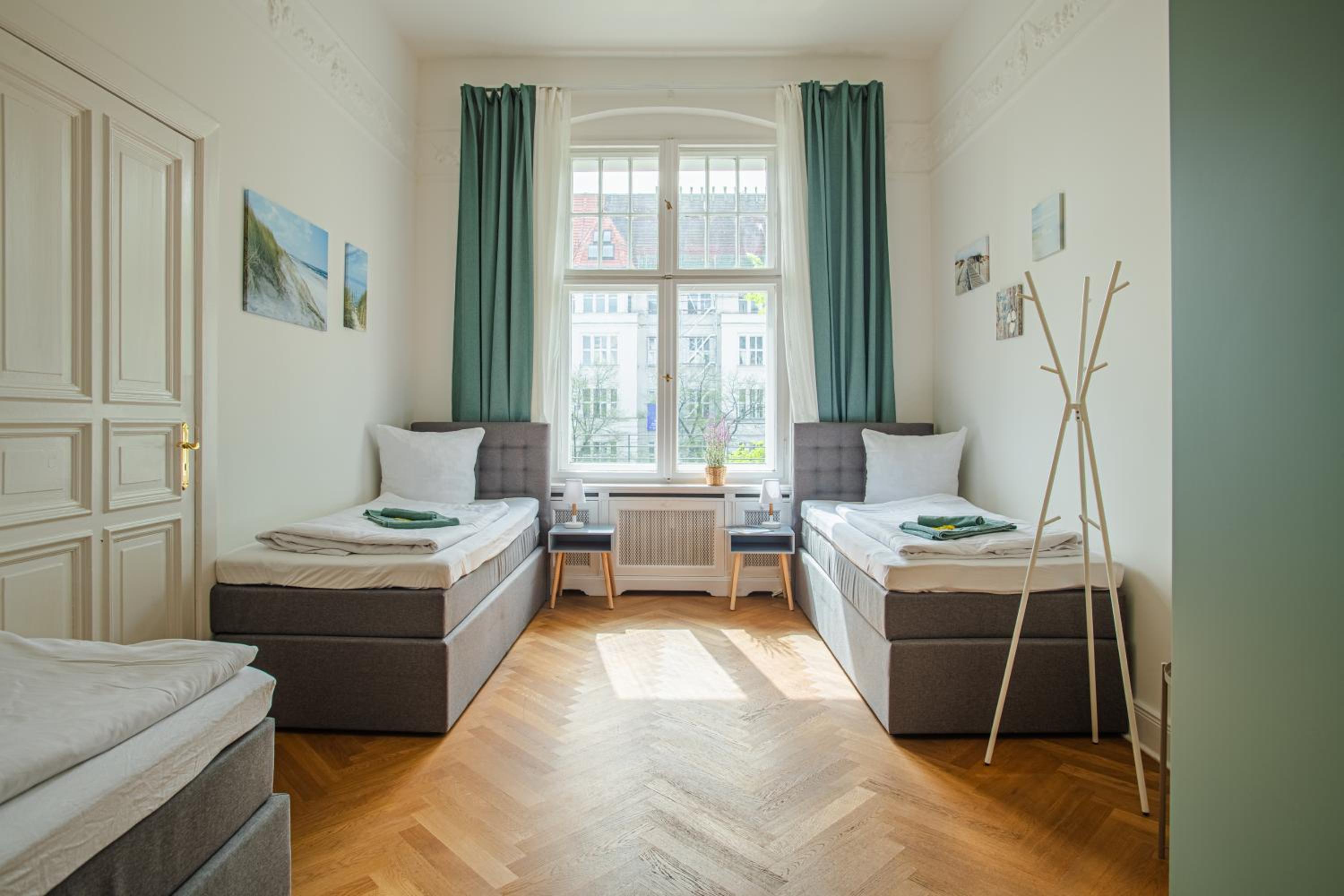 KAISER 02 by ROCKCHAIR Apartments l SUPERHOST Status l 3 Bedrooms Boxspringbeds 2 Bathrooms l Cozy Family & Business Flair 155 sqm 3 Balcony 2nd Floor Elev