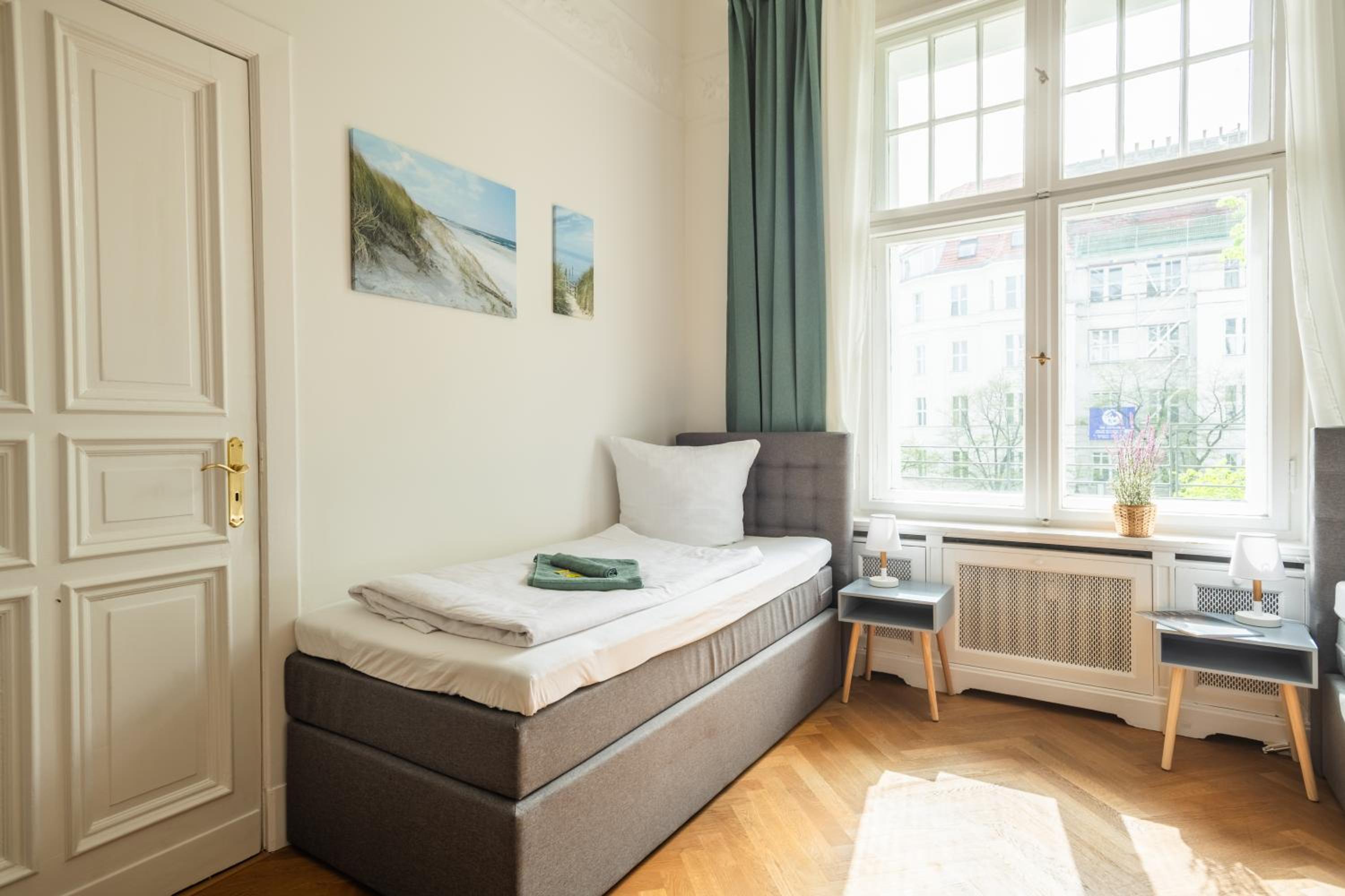 KAISER 02 by ROCKCHAIR Apartments l SUPERHOST Status l 3 Bedrooms Boxspringbeds 2 Bathrooms l Cozy Family & Business Flair 155 sqm 3 Balcony 2nd Floor Elev