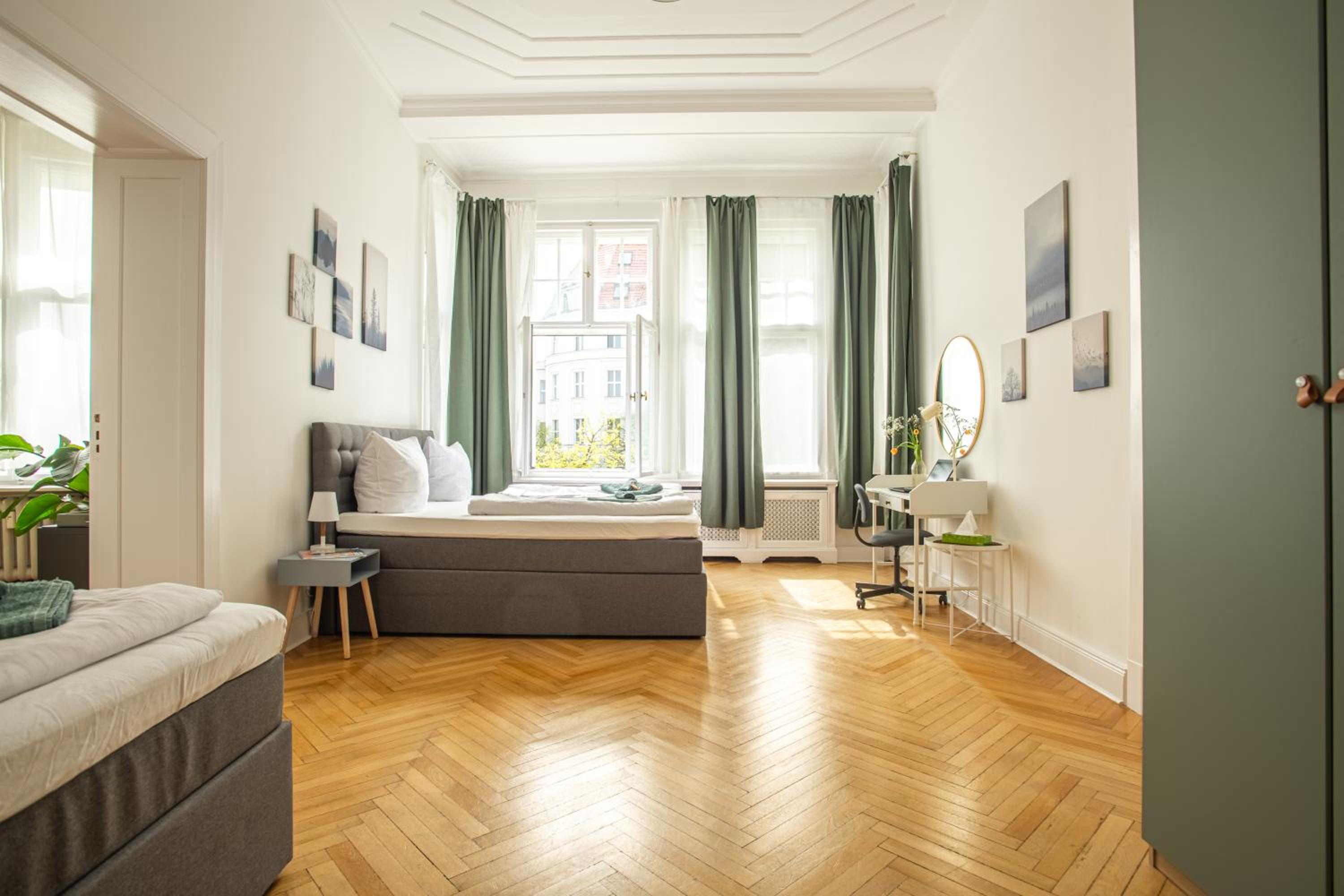 KAISER 02 by ROCKCHAIR Apartments l SUPERHOST Status l 3 Bedrooms Boxspringbeds 2 Bathrooms l Cozy Family & Business Flair 155 sqm 3 Balcony 2nd Floor Elev