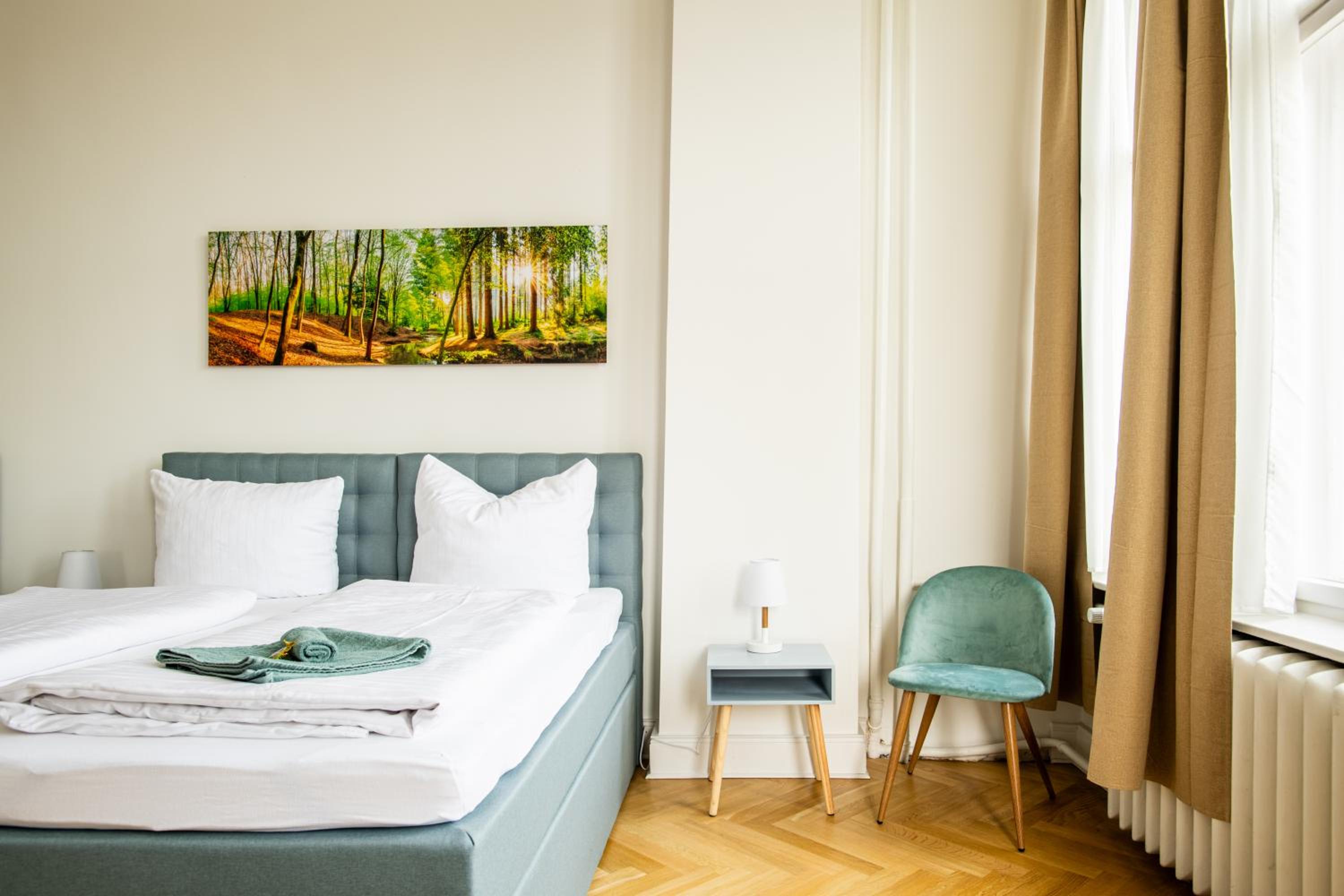 KAISER 02 by ROCKCHAIR Apartments l SUPERHOST Status l 3 Bedrooms Boxspringbeds 2 Bathrooms l Cozy Family & Business Flair 155 sqm 3 Balcony 2nd Floor Elev