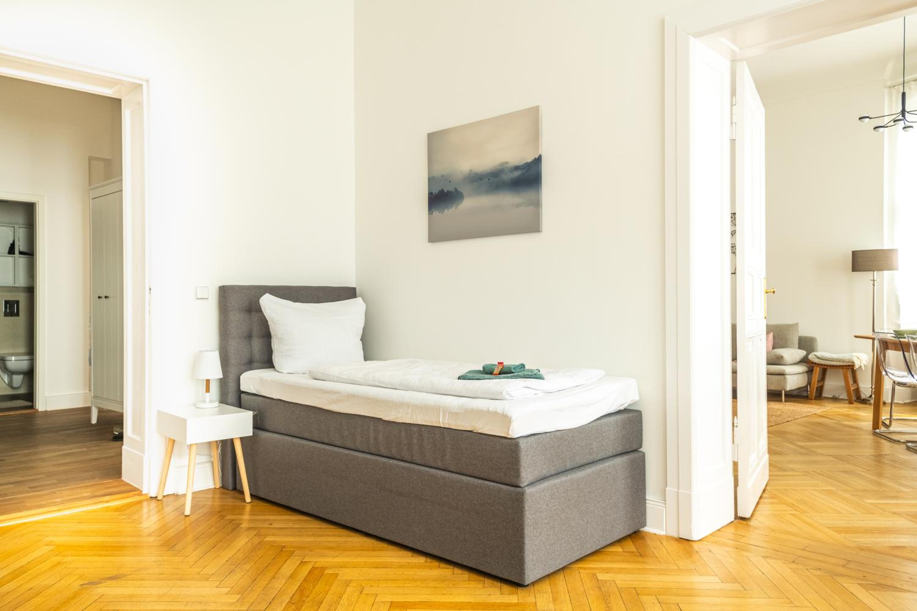 KAISER 02 by ROCKCHAIR Apartments l SUPERHOST Status l 3 Bedrooms Boxspringbeds 2 Bathrooms l Cozy Family & Business Flair 155 sqm 3 Balcony 2nd Floor Elev