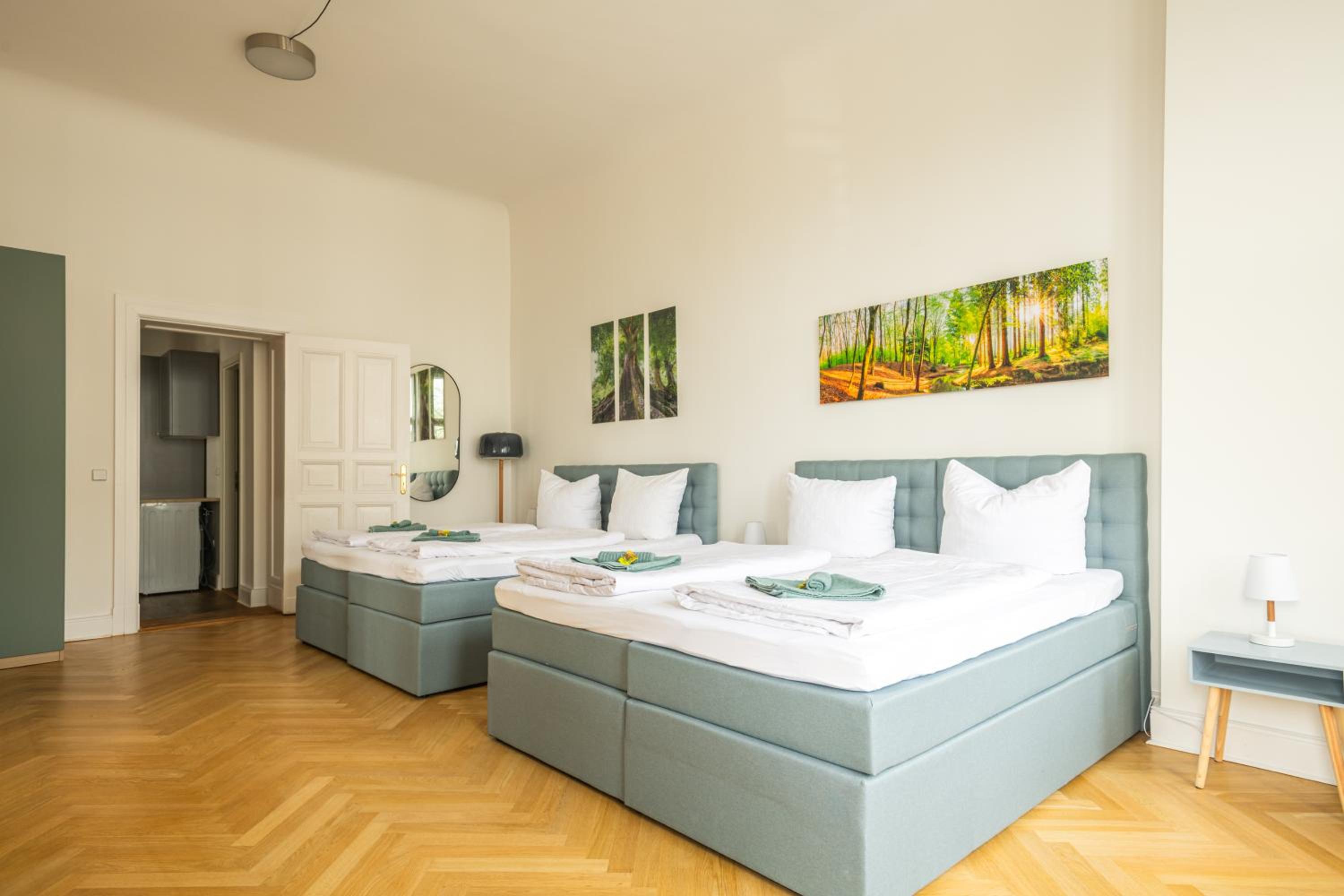 KAISER 02 by ROCKCHAIR Apartments l SUPERHOST Status l 3 Bedrooms Boxspringbeds 2 Bathrooms l Cozy Family & Business Flair 155 sqm 3 Balcony 2nd Floor Elev