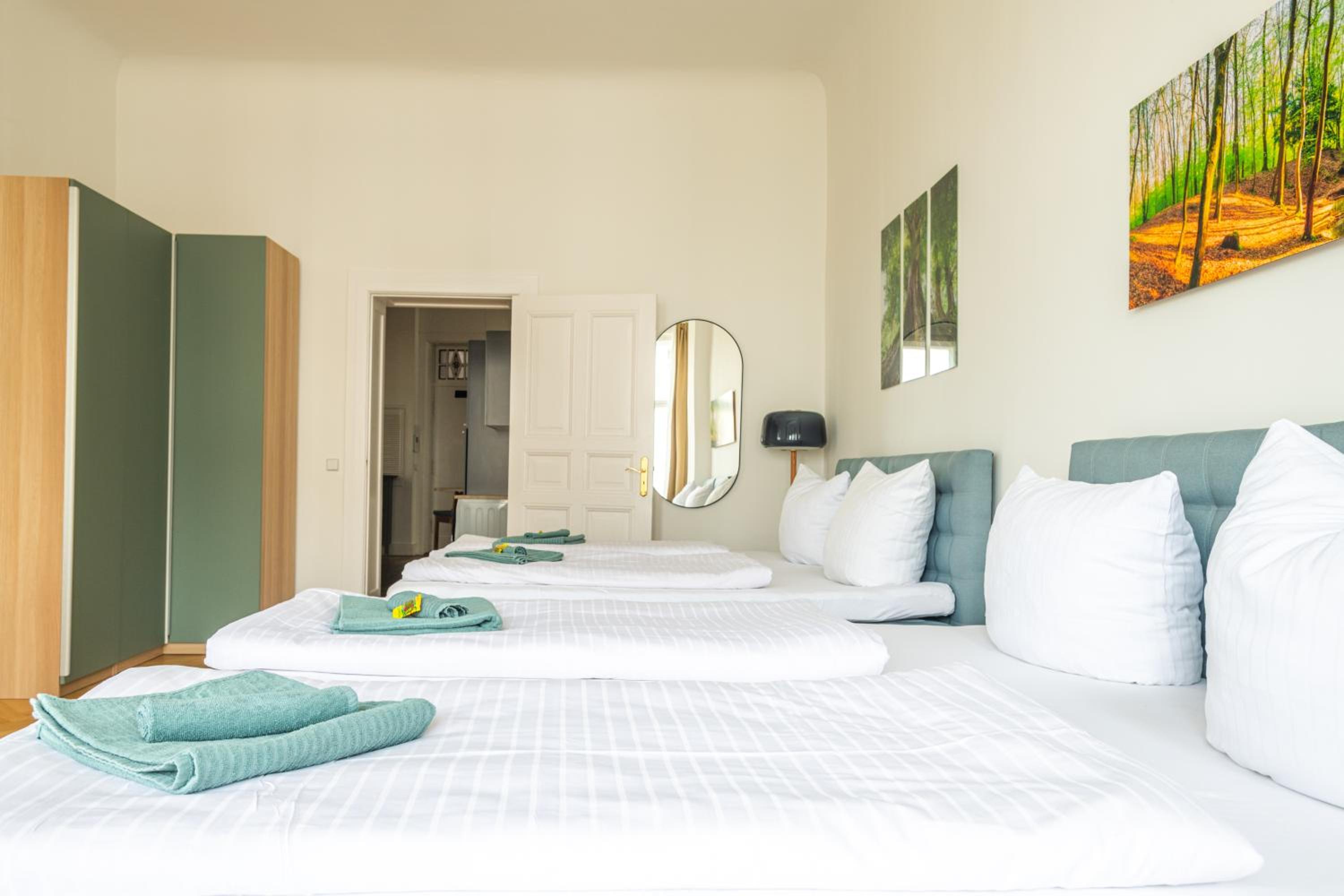 KAISER 02 by ROCKCHAIR Apartments l SUPERHOST Status l 3 Bedrooms Boxspringbeds 2 Bathrooms l Cozy Family & Business Flair 155 sqm 3 Balcony 2nd Floor Elev