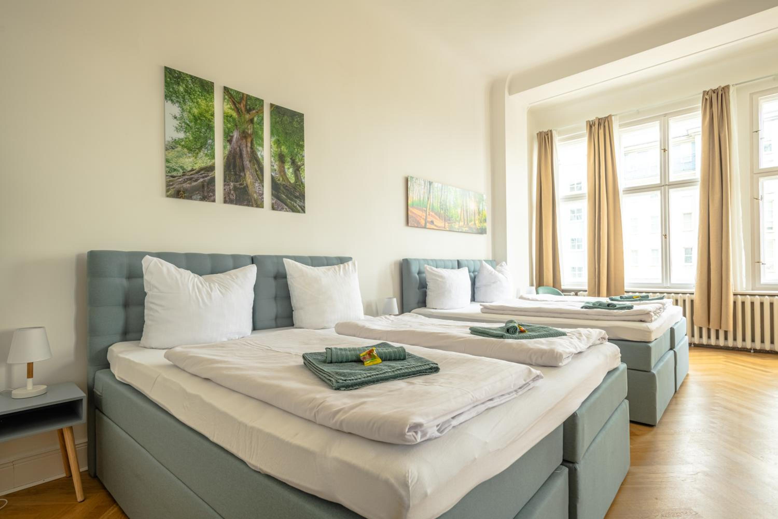 KAISER 02 by ROCKCHAIR Apartments l SUPERHOST Status l 3 Bedrooms Boxspringbeds 2 Bathrooms l Cozy Family & Business Flair 155 sqm 3 Balcony 2nd Floor Elev
