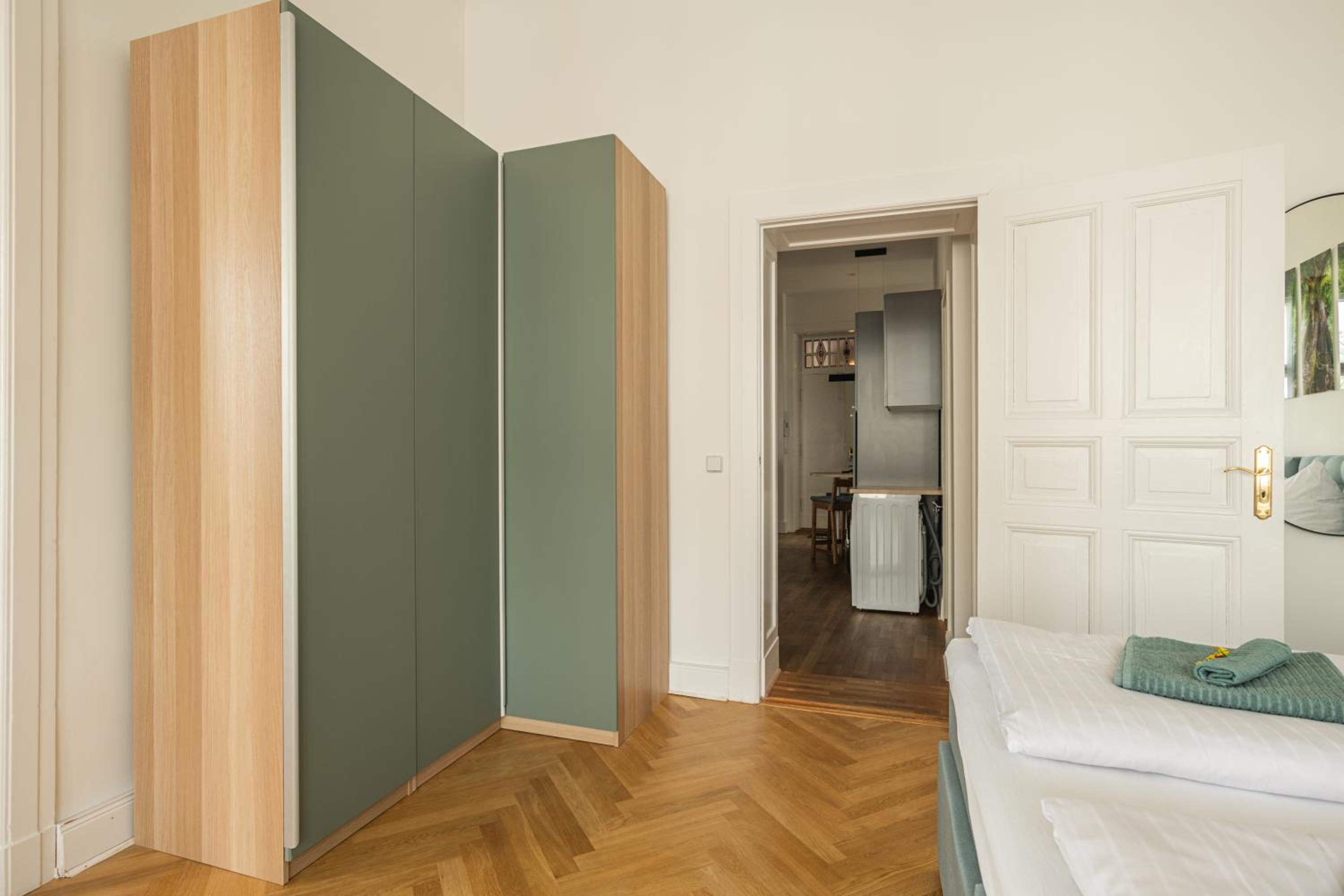 KAISER 02 by ROCKCHAIR Apartments l SUPERHOST Status l 3 Bedrooms Boxspringbeds 2 Bathrooms l Cozy Family & Business Flair 155 sqm 3 Balcony 2nd Floor Elev
