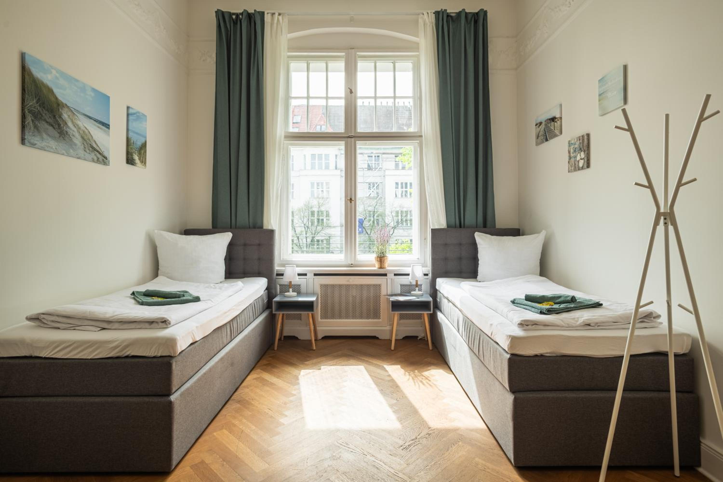 KAISER 02 by ROCKCHAIR Apartments l SUPERHOST Status l 3 Bedrooms Boxspringbeds 2 Bathrooms l Cozy Family & Business Flair 155 sqm 3 Balcony 2nd Floor Elev