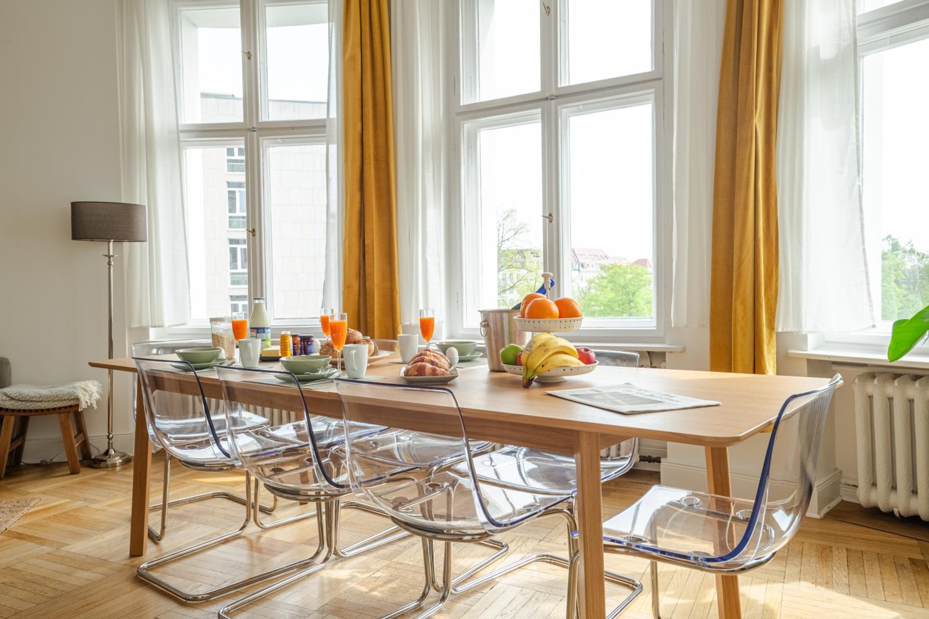KAISER 02 by ROCKCHAIR Apartments l SUPERHOST Status l 3 Bedrooms Boxspringbeds 2 Bathrooms l Cozy Family & Business Flair 155 sqm 3 Balcony 2nd Floor Elev