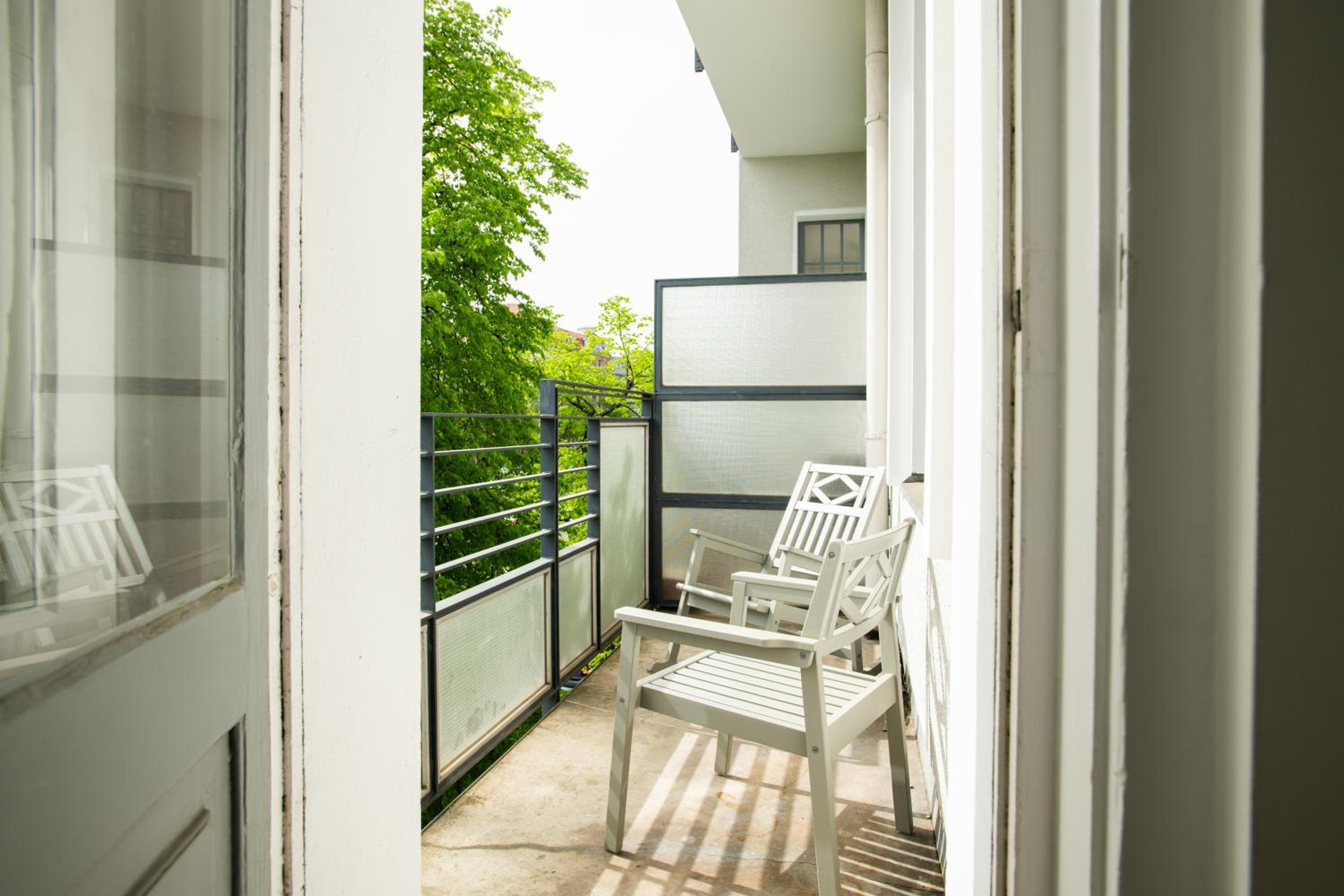 KAISER 02 by ROCKCHAIR Apartments l SUPERHOST Status l 3 Bedrooms Boxspringbeds 2 Bathrooms l Cozy Family & Business Flair 155 sqm 3 Balcony 2nd Floor Elev