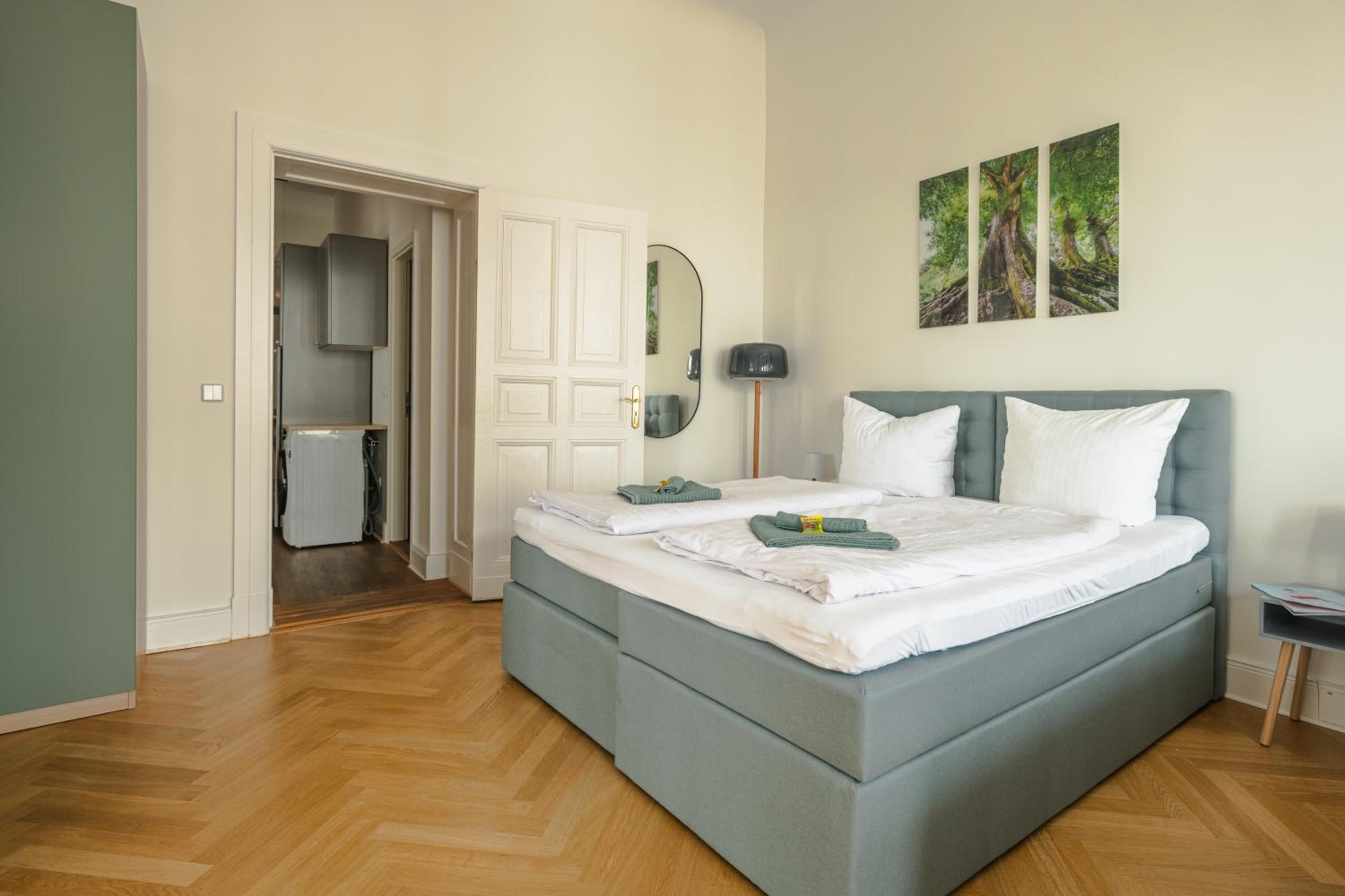 KAISER 02 by ROCKCHAIR Apartments l SUPERHOST Status l 3 Bedrooms Boxspringbeds 2 Bathrooms l Cozy Family & Business Flair 155 sqm 3 Balcony 2nd Floor Elev