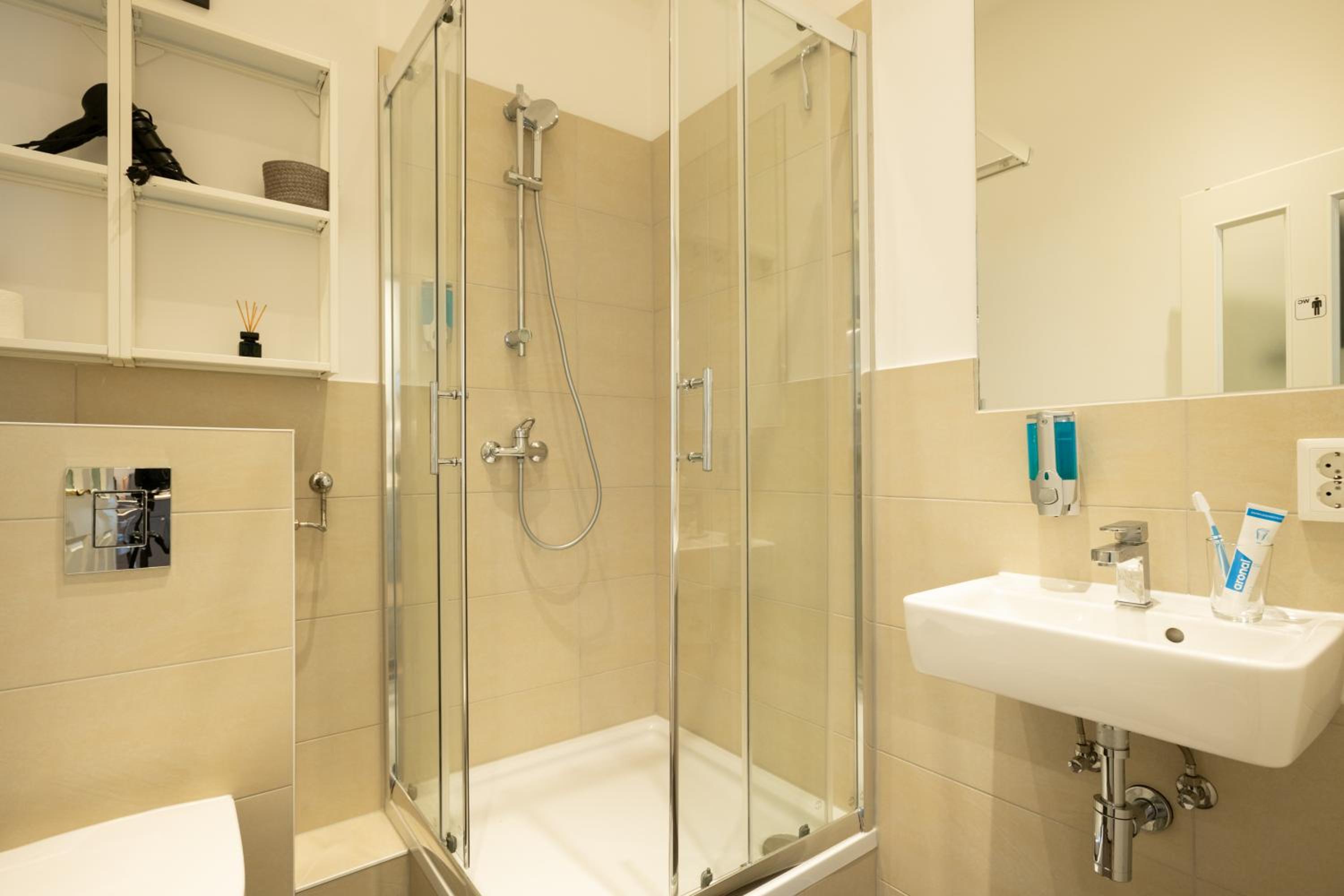 KAISER 02 by ROCKCHAIR Apartments l SUPERHOST Status l 3 Bedrooms Boxspringbeds 2 Bathrooms l Cozy Family & Business Flair 155 sqm 3 Balcony 2nd Floor Elev
