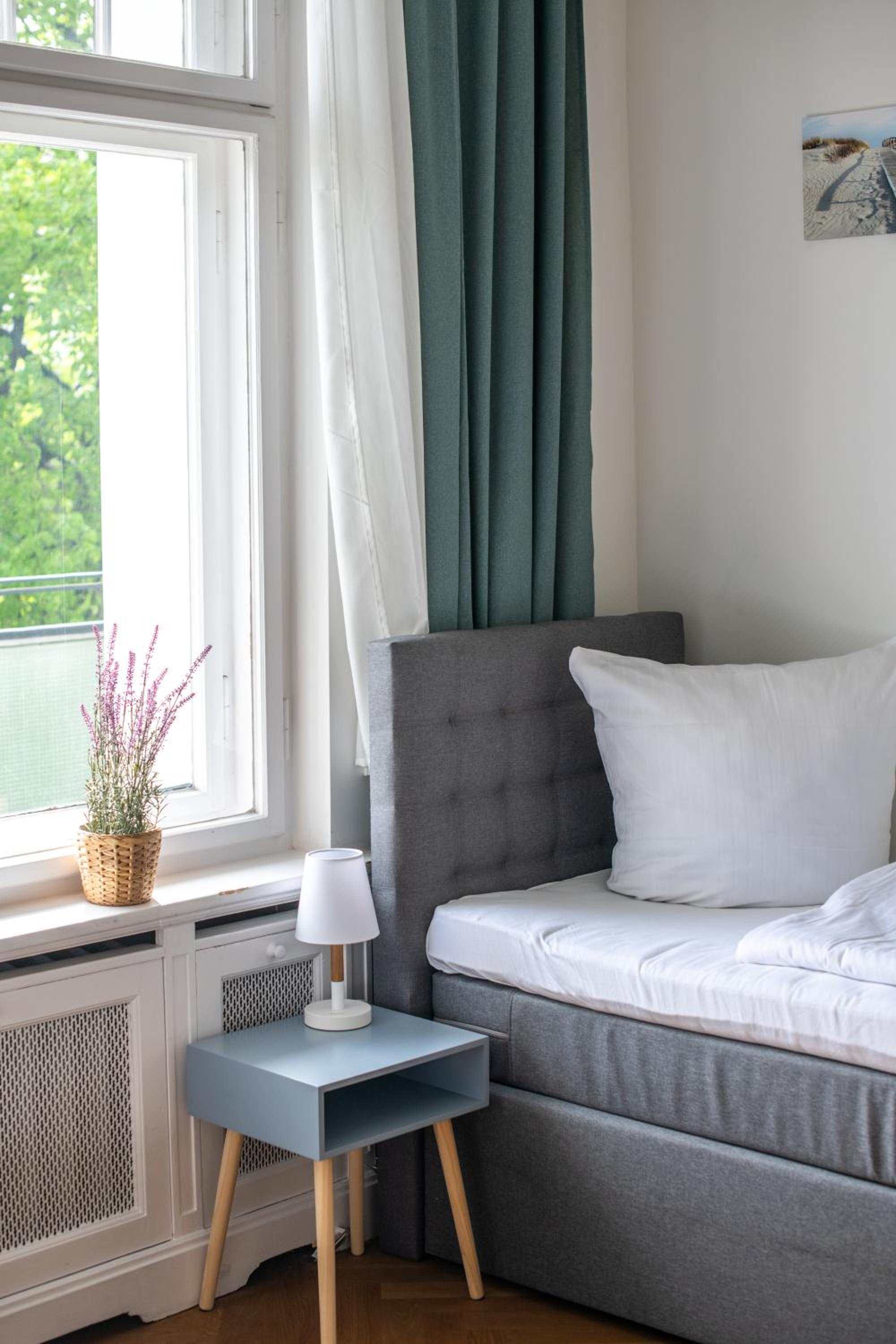 KAISER 02 by ROCKCHAIR Apartments l SUPERHOST Status l 3 Bedrooms Boxspringbeds 2 Bathrooms l Cozy Family & Business Flair 155 sqm 3 Balcony 2nd Floor Elev