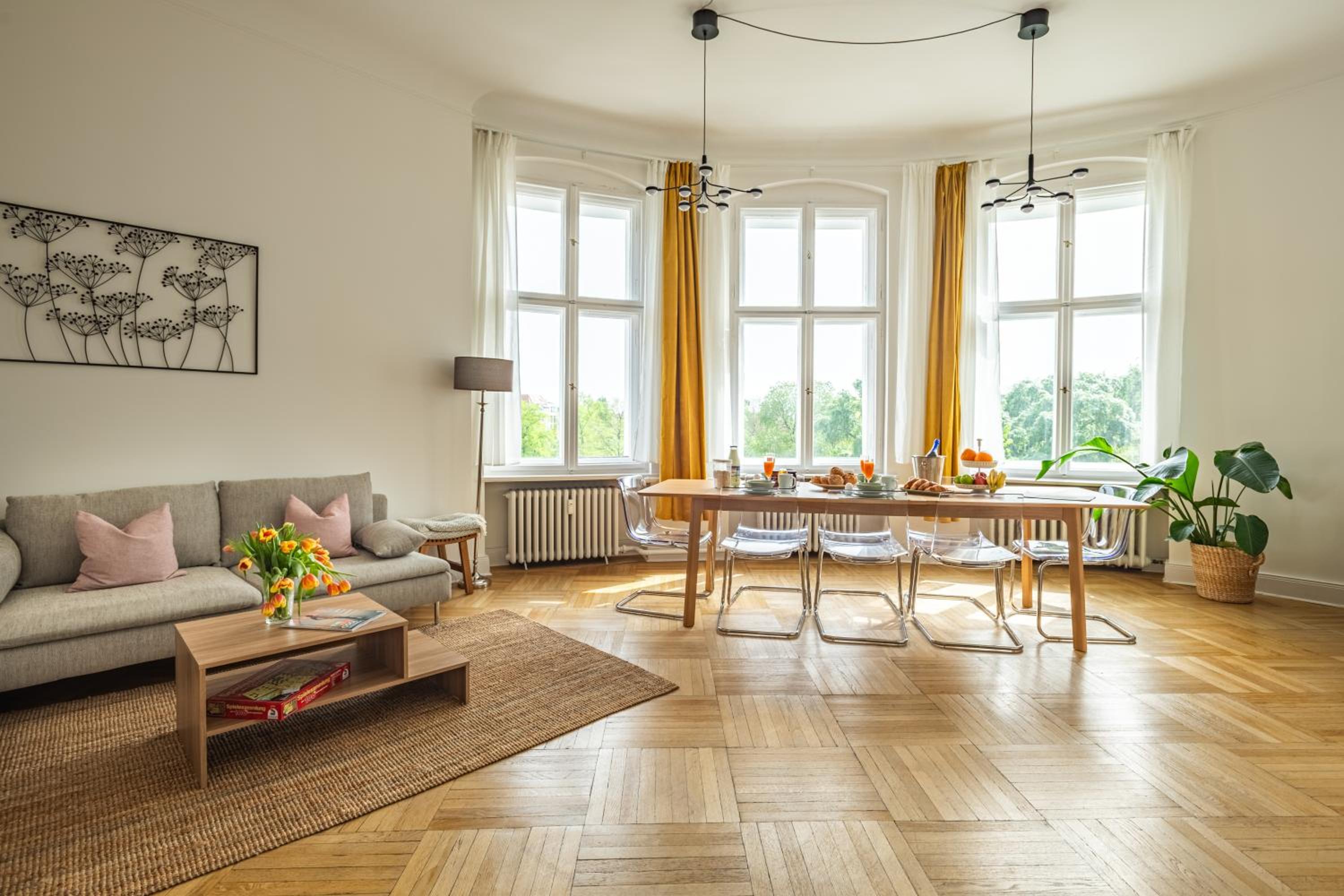 KAISER 02 by ROCKCHAIR Apartments l SUPERHOST Status l 3 Bedrooms Boxspringbeds 2 Bathrooms l Cozy Family & Business Flair 155 sqm 3 Balcony 2nd Floor Elev