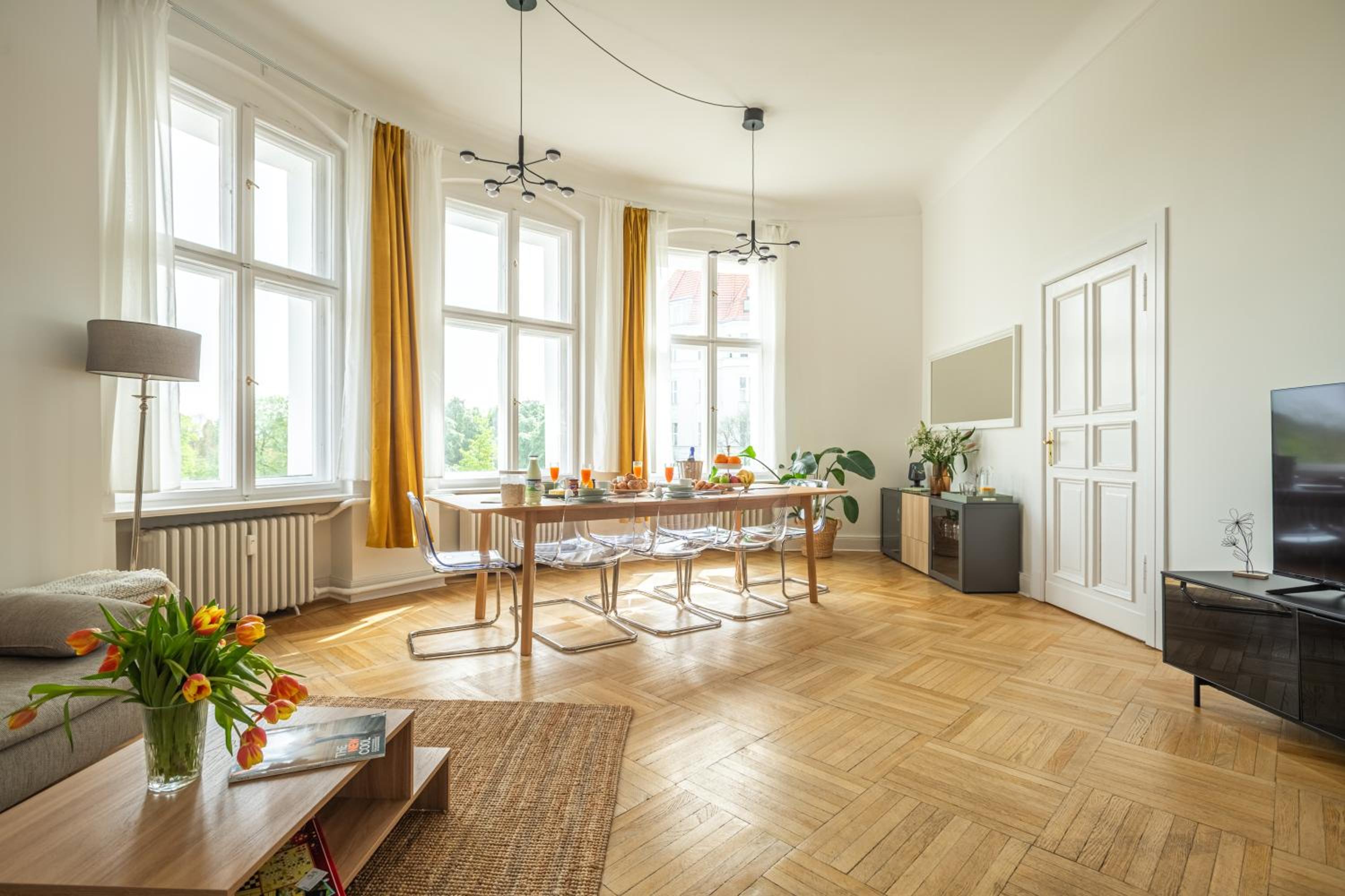 KAISER 02 by ROCKCHAIR Apartments l SUPERHOST Status l 3 Bedrooms Boxspringbeds 2 Bathrooms l Cozy Family & Business Flair 155 sqm 3 Balcony 2nd Floor Elev